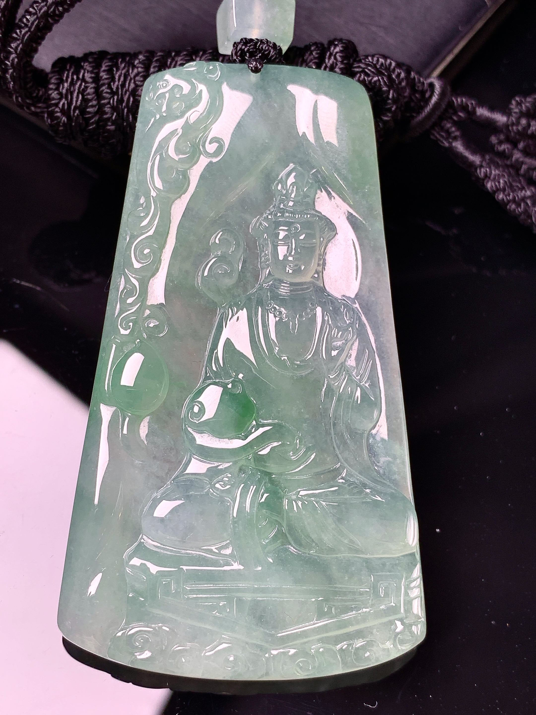 冰种飘绿观音菩萨吊坠 玉质细腻 色泽艳丽清新 整体尺寸62.5*35.5*5.2 L1