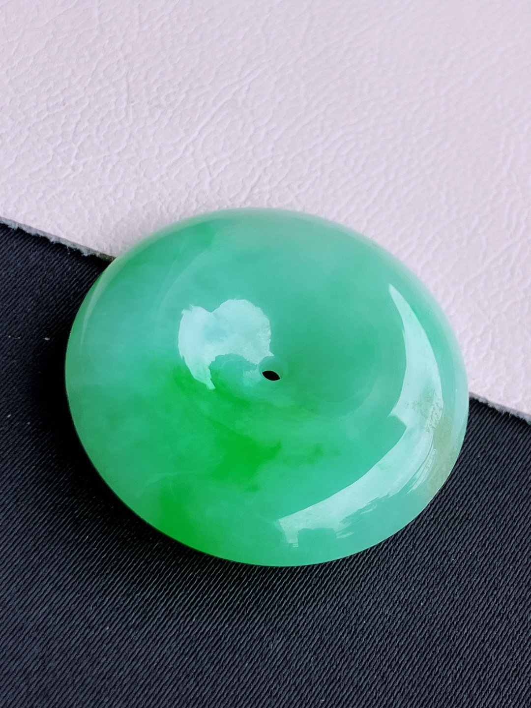 翠绿平安扣，色美清爽，尺寸28/7.3/自然光实拍