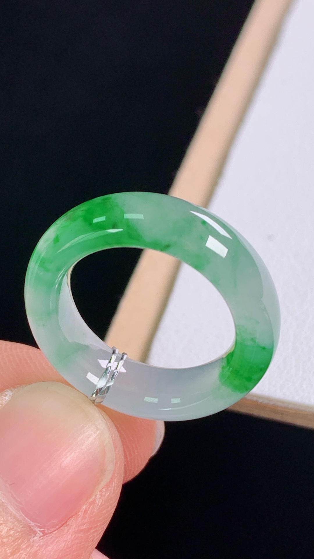 冰飘绿指环，翠色灵动，水润细腻，无裂，尺寸:圈口9/15.3-5.8-3.6mm 16