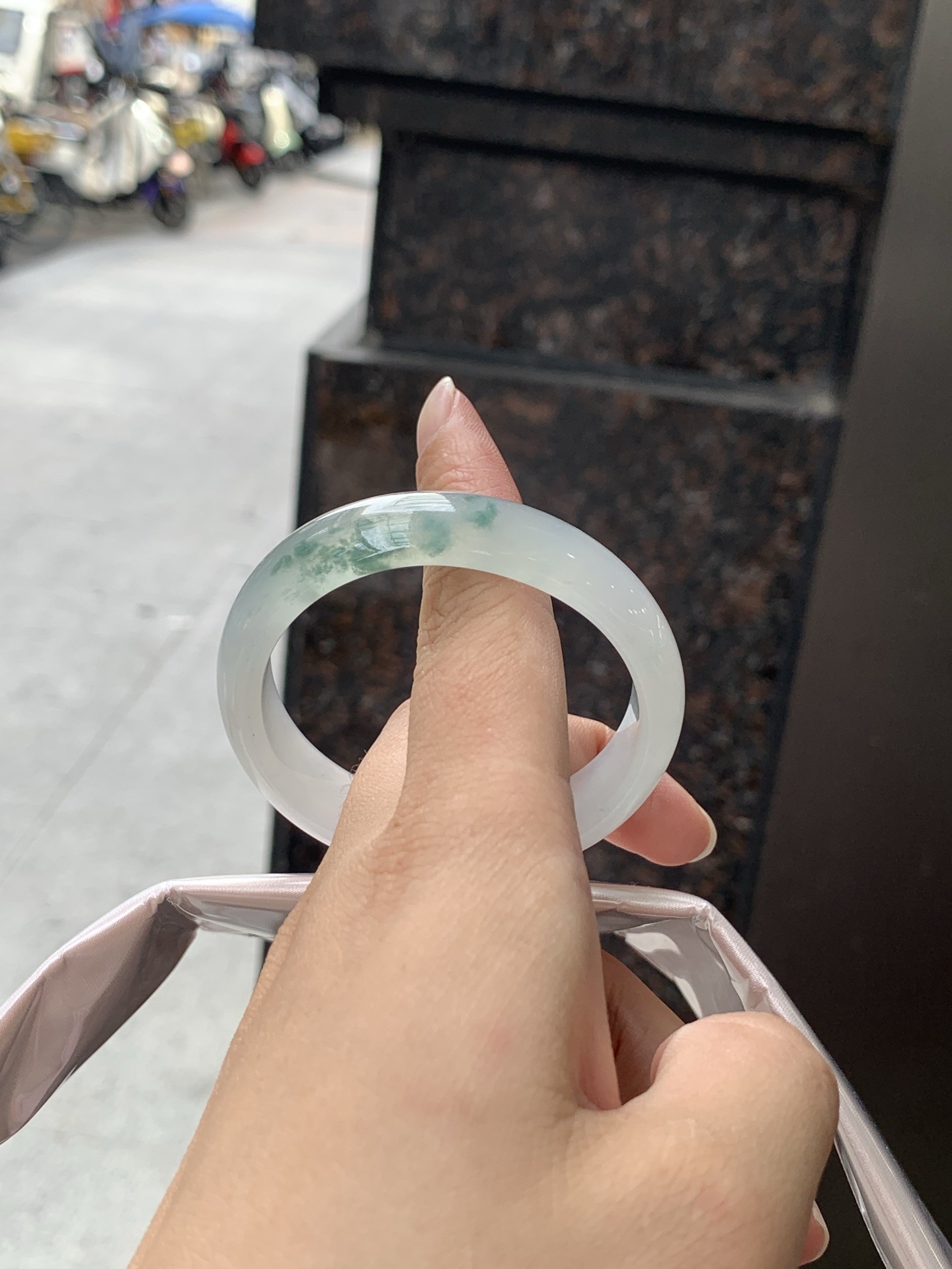 冰飘花贵妃 51-45.5-14-6.5 0619-N1029 打灯细纹，底妆冰润细腻，冰底中开出了朵朵蓝花，飘花灵动飘逸，勾勒出一幅唯美诗意的山水意境画，古典优雅又秀气