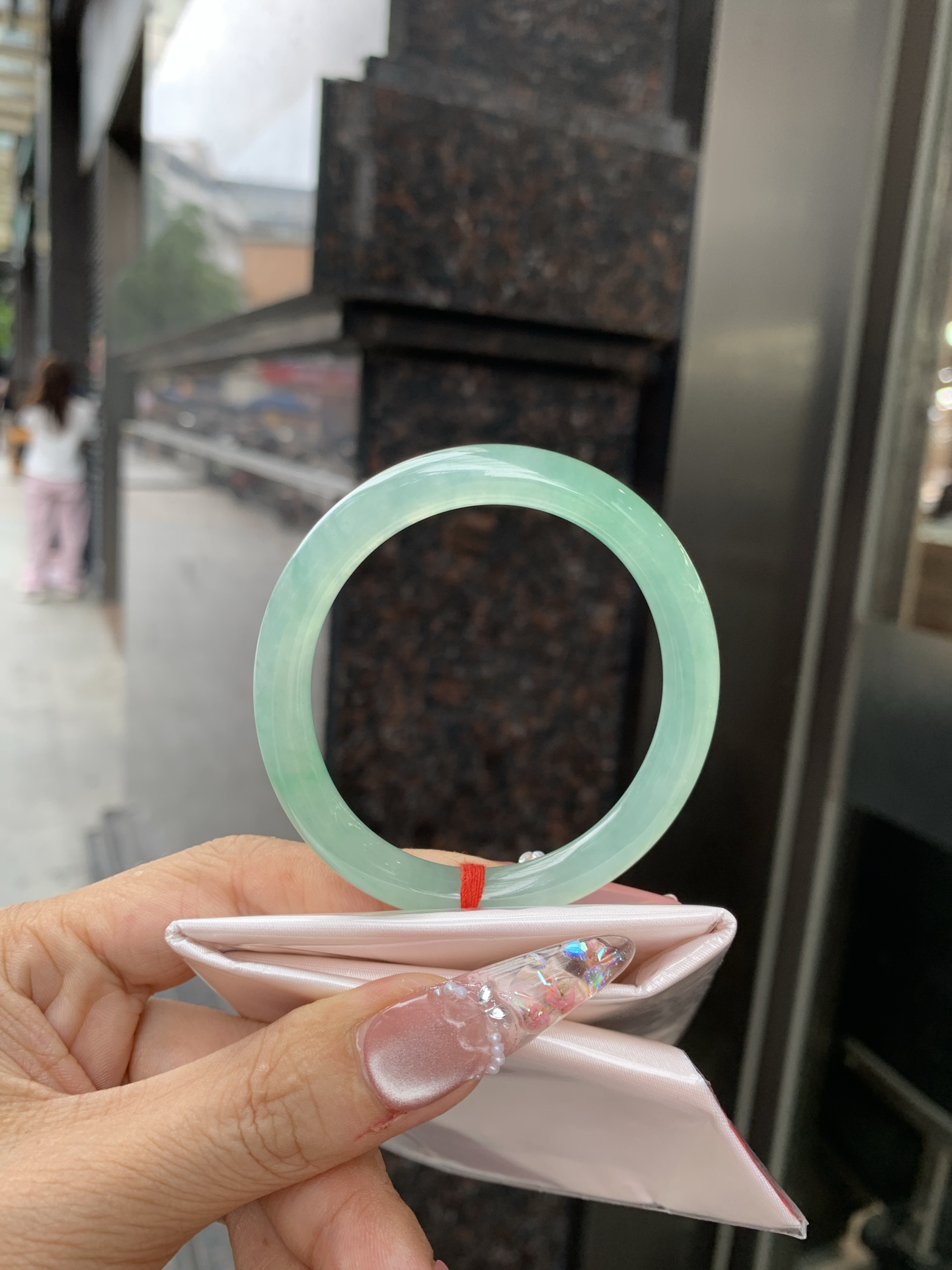 冰晴飘绿贵妃 54.1-48.2-7.2-7.7 0619-N1021-1 打灯细纹，底妆水润细腻，