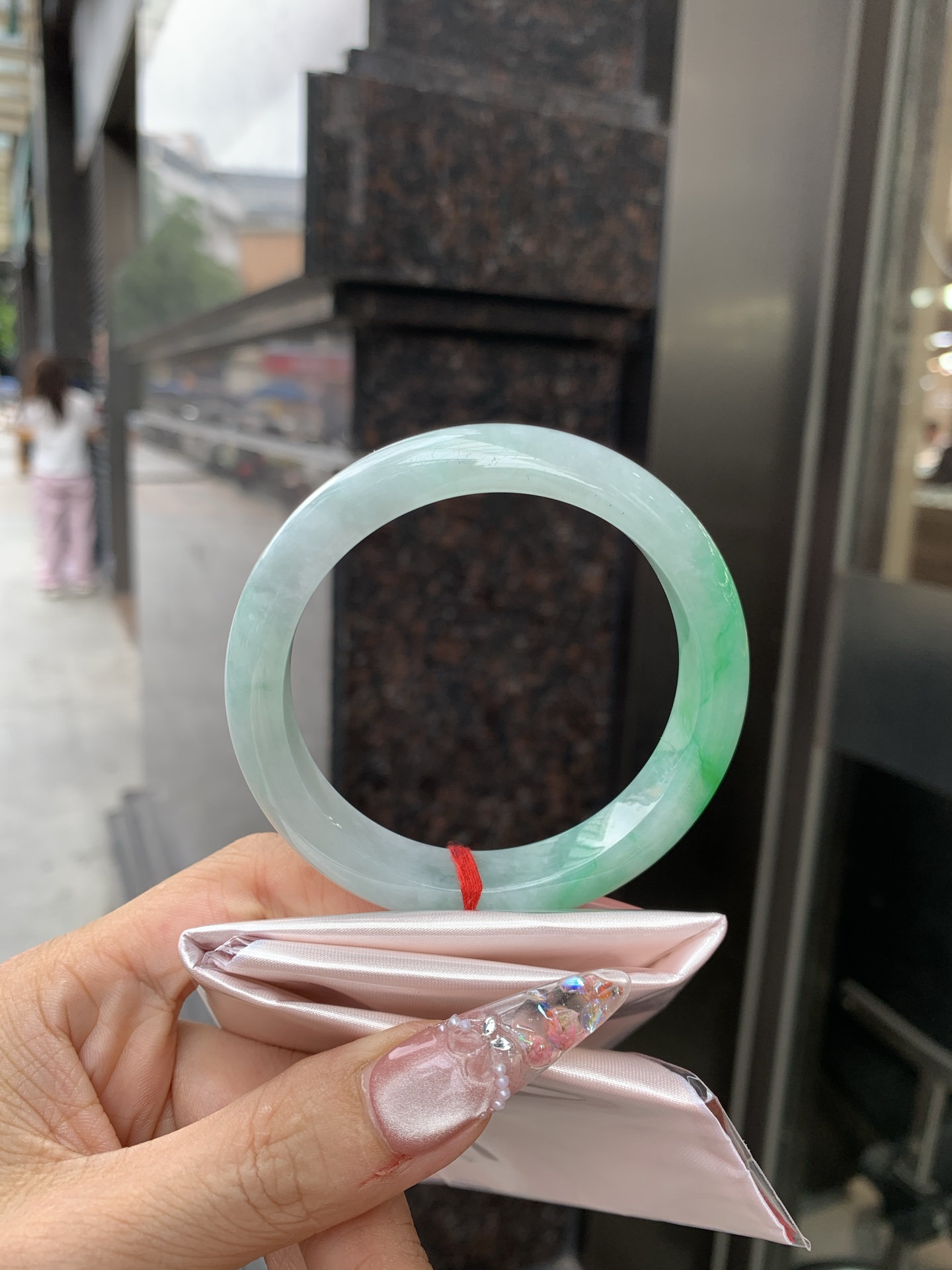 白底青阳绿正圈 56.7-7.9-11.6 0619-111-37 打灯小细纹，几抹阳绿花点缀腕间风华，干净纯净的底色上，一抹翠色肆意流淌，宛如春日里的繁华盛景