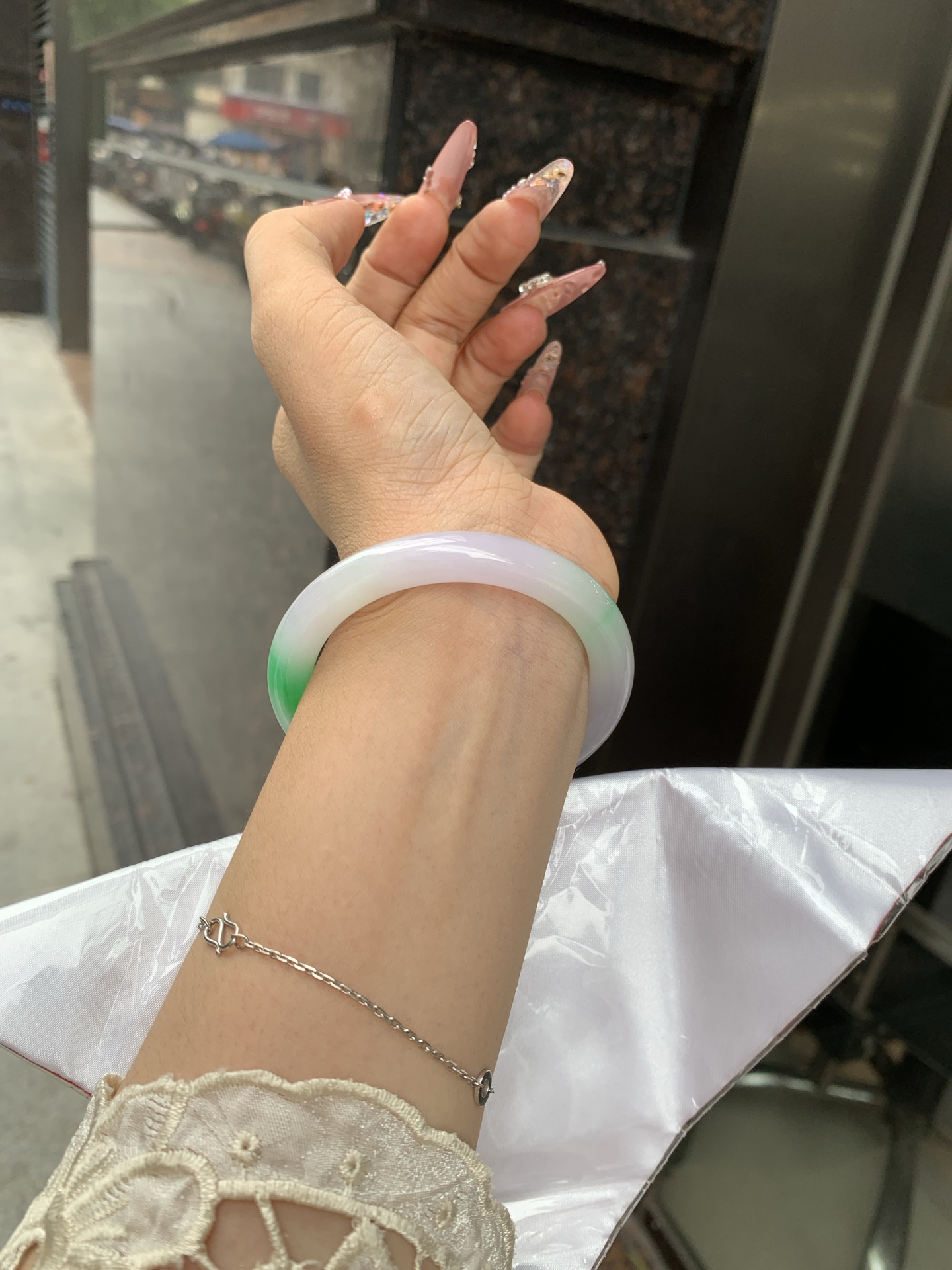 阳绿春彩美人条 51.7--8.1-7.6 0619-HN1030 打灯多处细纹，烟雨入春俏，彩祥出云端，阳绿碰上梦幻的春，半山半水特色春彩，像是融化了春天，所有美好交织在一起，上手贵气显眼。