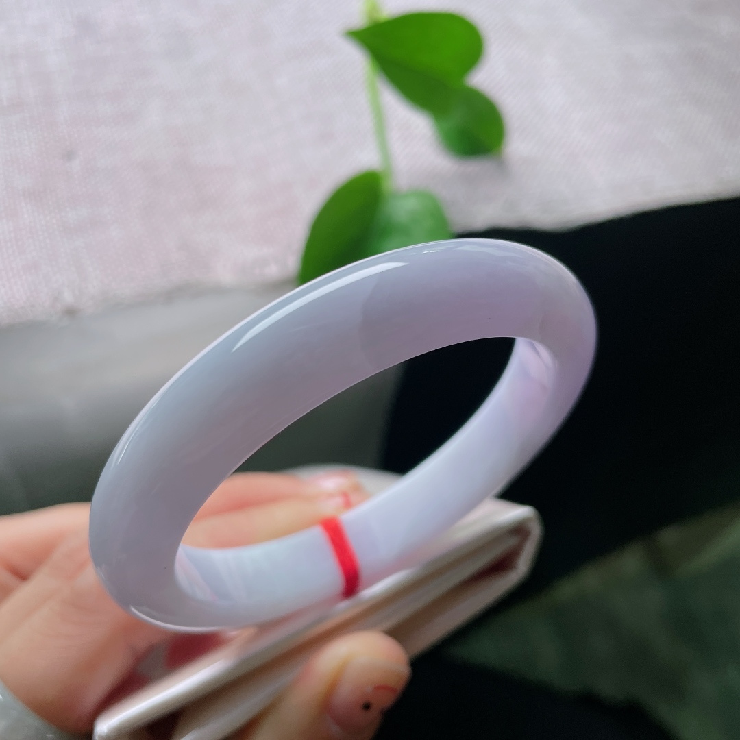 55.8/11.1/8.4，正圈，像是把暮色揉碎了，戴在手上，连心跳都变温柔。有纹，ss54849a