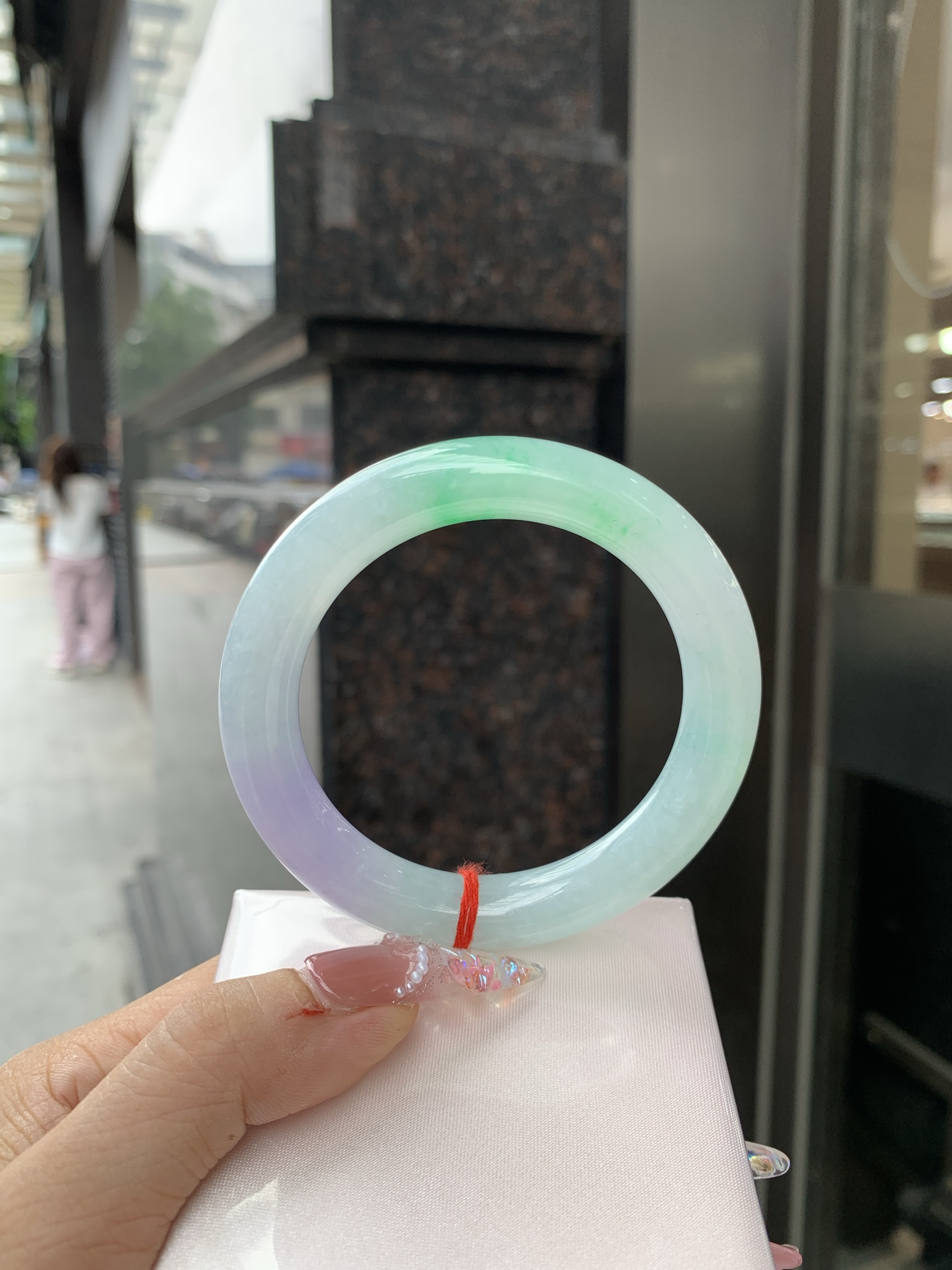 春彩圆条 56.2-10.6-10.7 0619-N1038 打灯棉线，底妆水润，阳绿花色碰上梦幻般的春，像是融化了的春天，所有的美好交织在一起，让人心生宁静而淡淡的欢喜