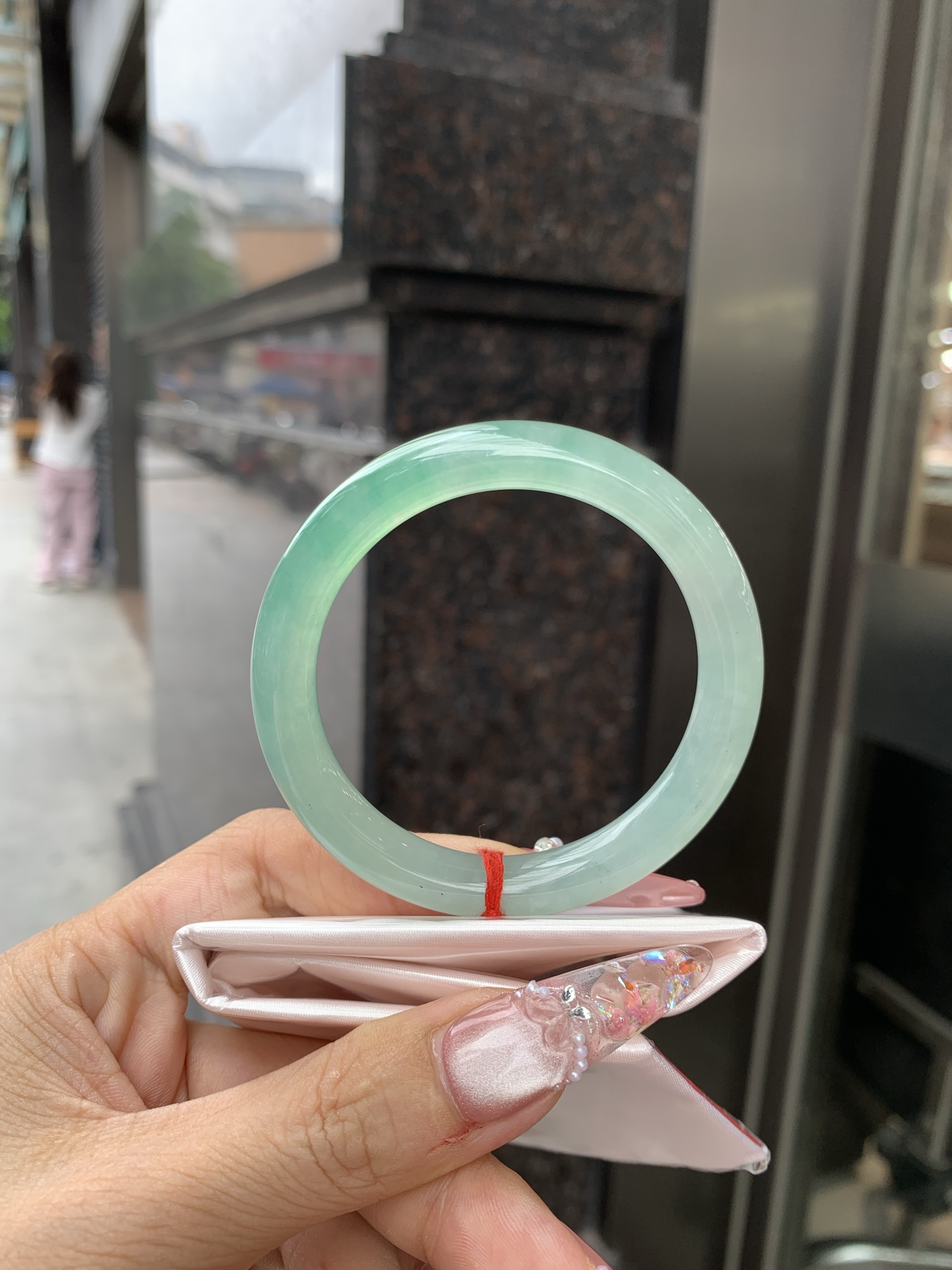 冰晴飘绿美人条 52.1-8.2-8.9 0619-N1021-2 打灯细纹，表皮微扣，底妆水润细腻，满圈晴绿底色飘金丝绿花，鲜艳得像新冒头的嫩芽，灵动清新，即柔和又充满生机