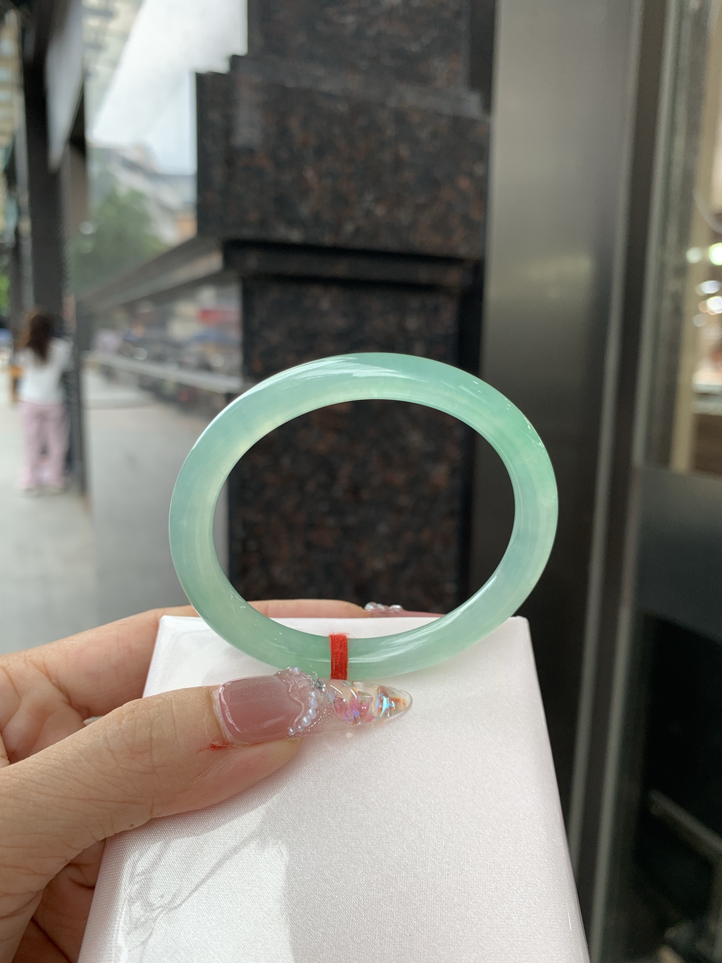 冰晴飘绿贵妃 54.1-48.2-7.2-7.7 0619-N1021-1 打灯细纹，底妆水润细腻，满圈晴绿底色飘金丝绿花，鲜艳得像新冒头的嫩芽，灵动清新，即柔和又充满生机