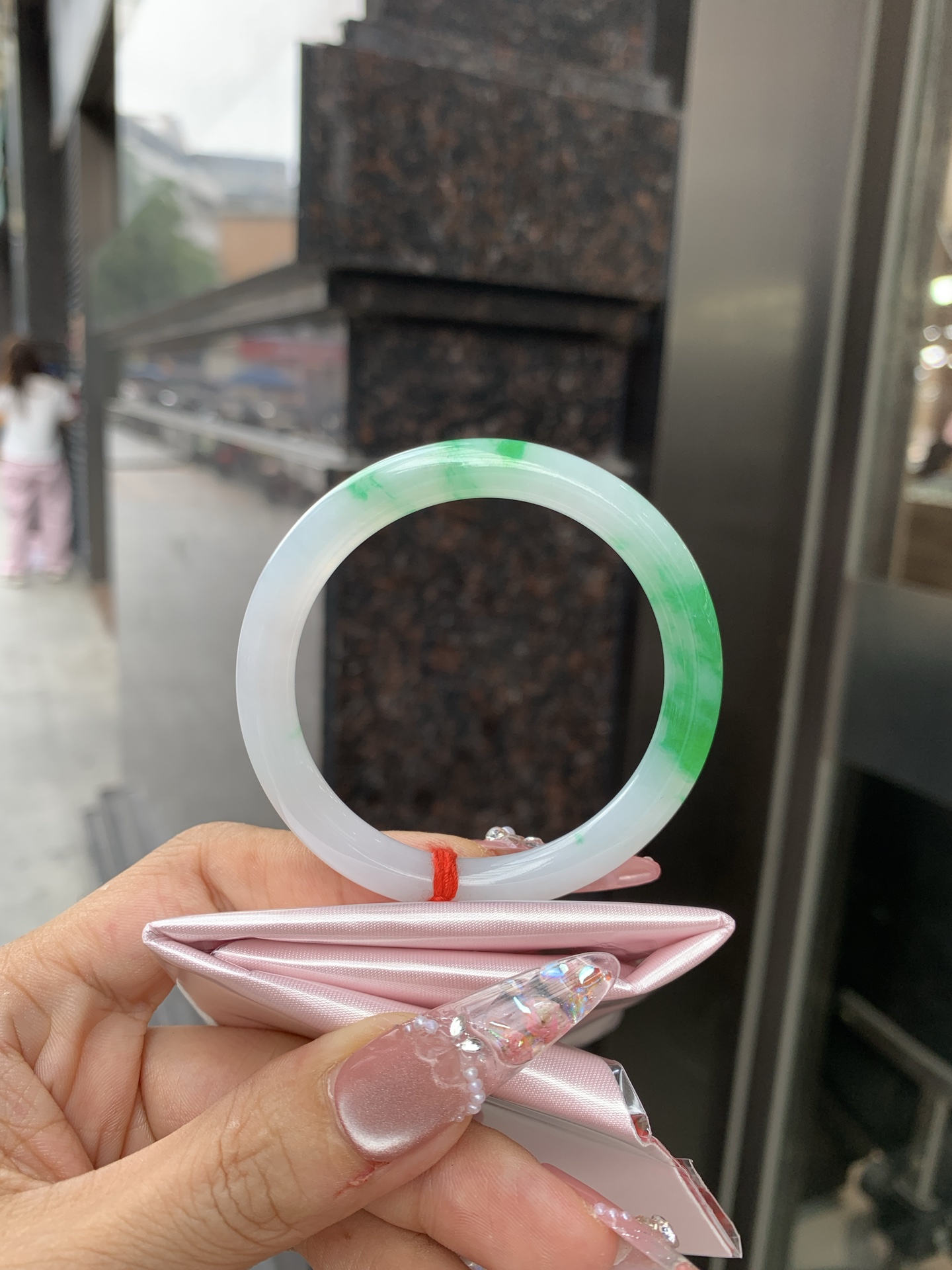 阳绿白底青美人条 50.1-7.2-6.6 0619-N1037 打灯细纹，底妆冰润，半圈辣阳绿花点缀，腕间风华，干净纯净的底色上，一抹翠色肆意流淌，宛如春日里的繁华盛景