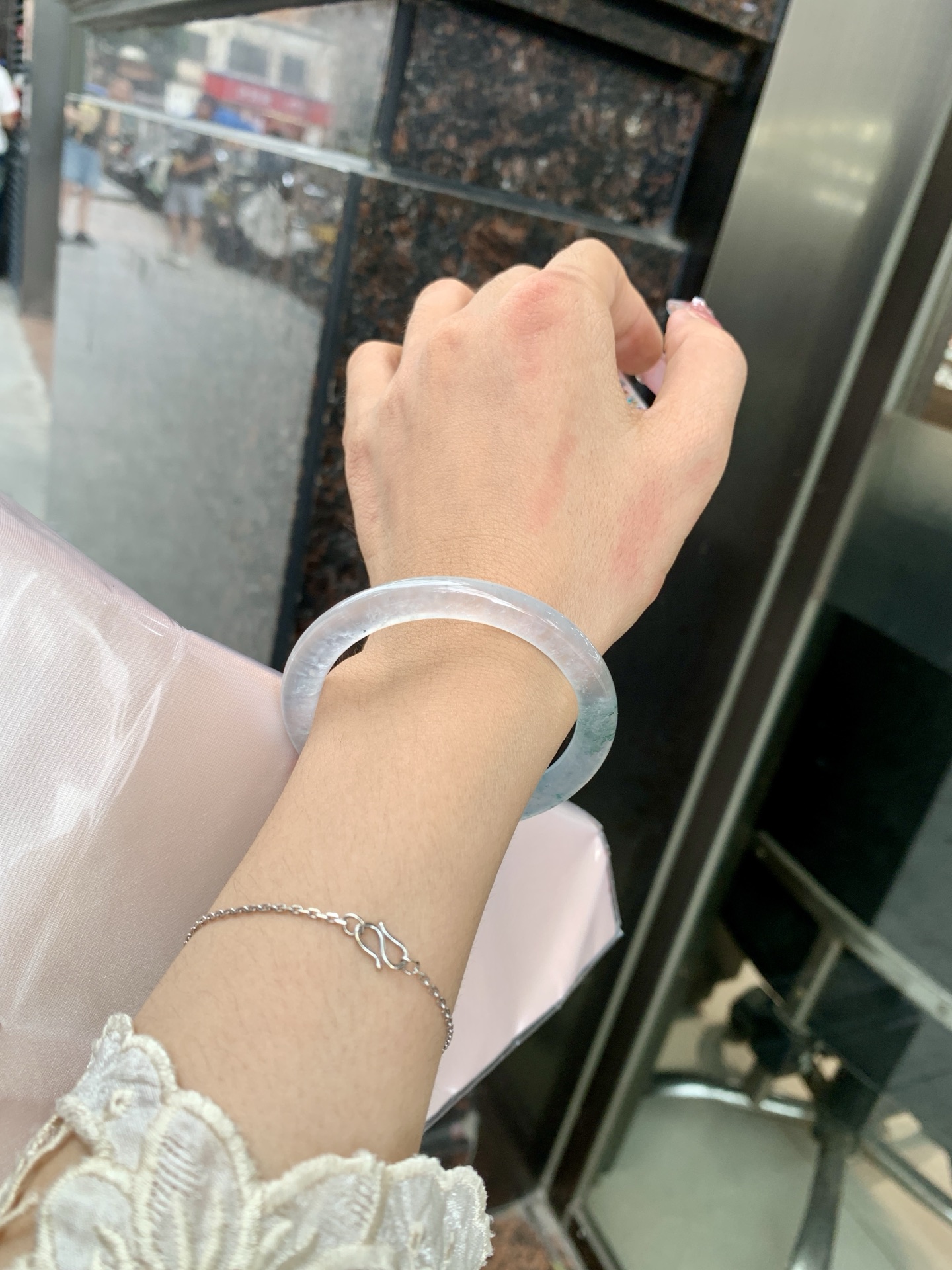 冰飘花方圆条 0619-HN1031 打灯细纹，底妆水透起光，冰底中开出了朵朵兰花，飘花灵动飘逸，勾勒出一幅唯美诗意的山水意境画，古典优雅又秀气