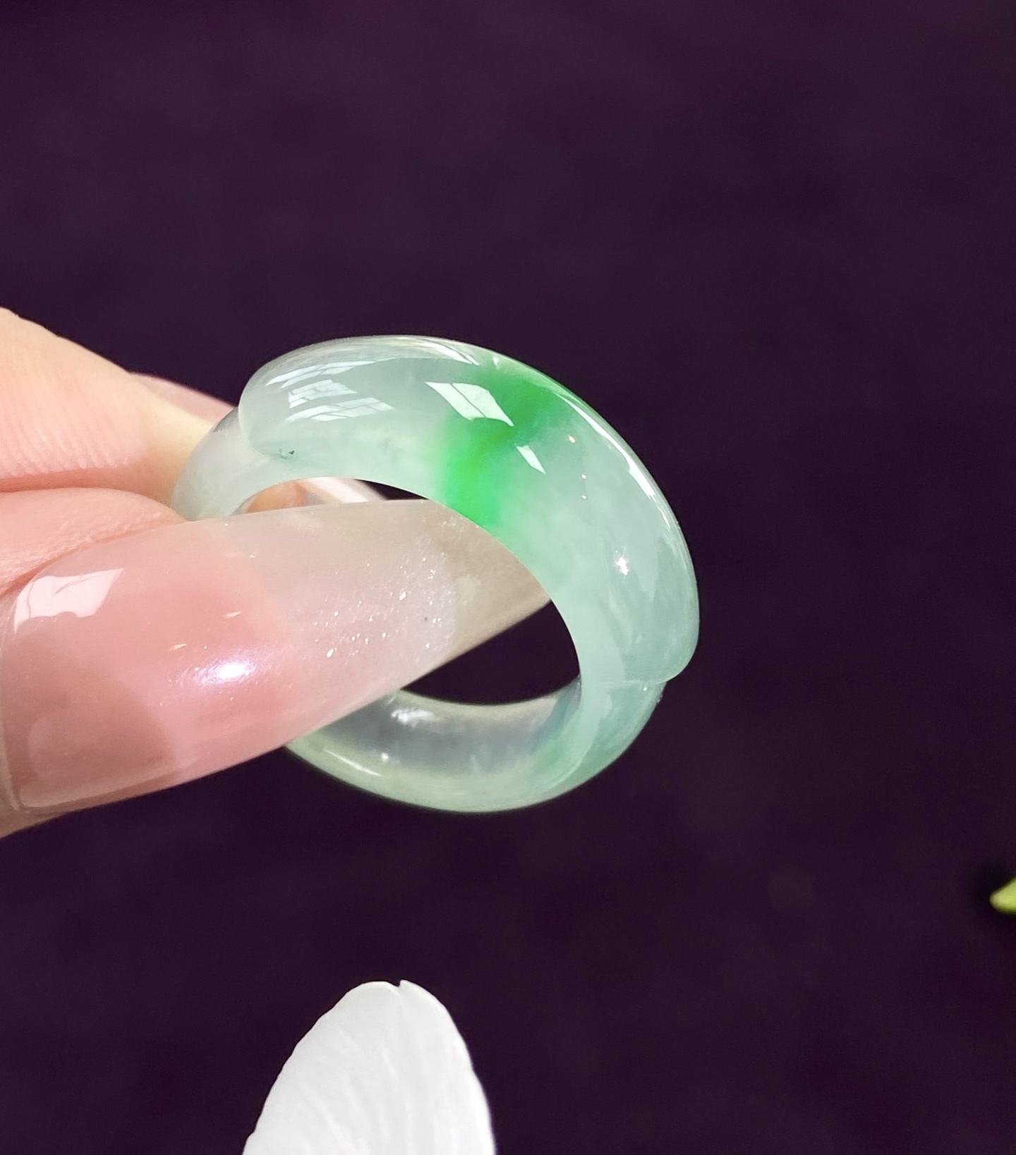 高冰种飘绿马鞍戒指，这般清秀好诱人，质地细腻，焊牢指间上，清韵雅致的感，圈口 15，裸石 7.2-6.4mm，无裂