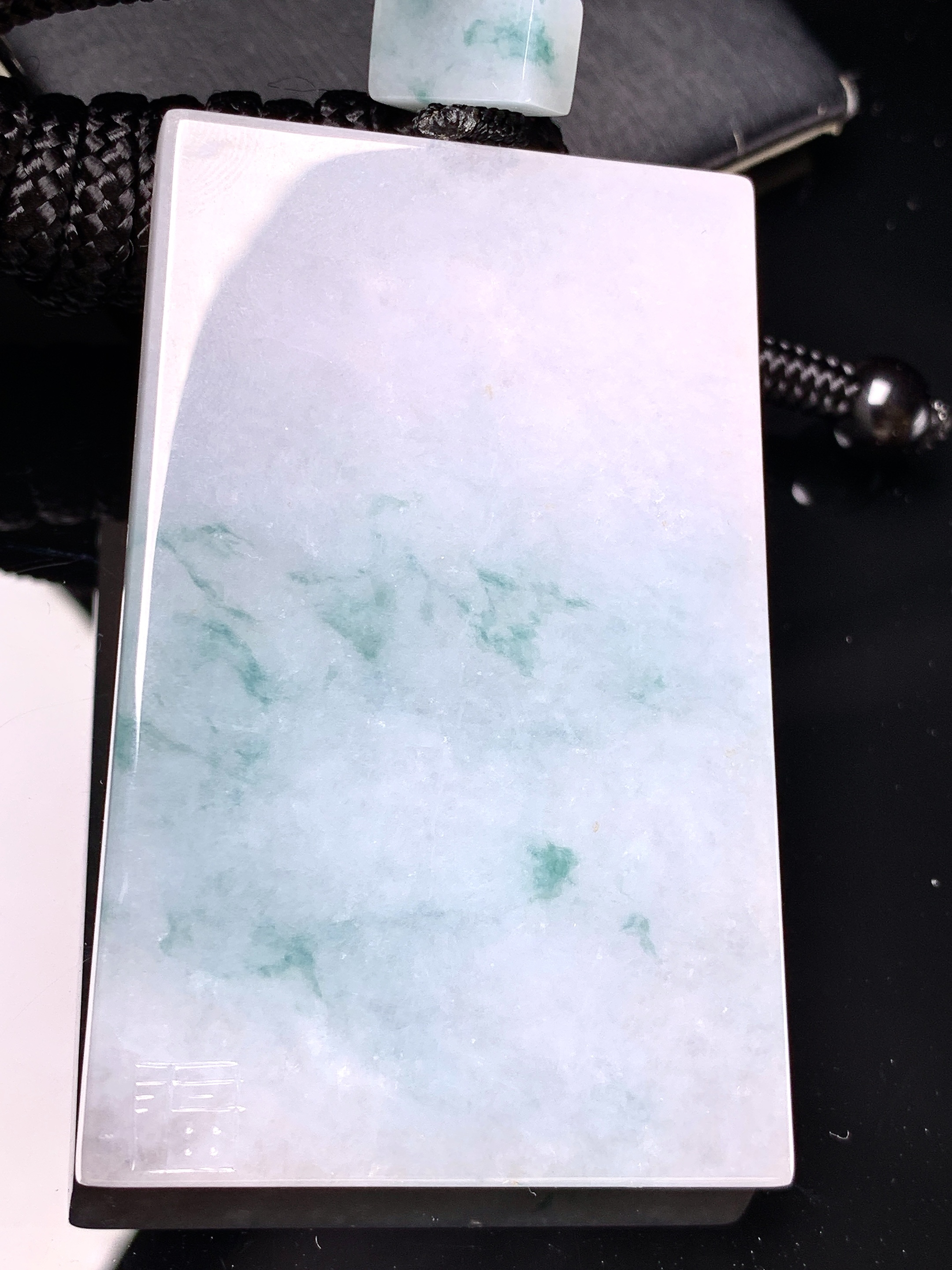 飘绿无事牌吊坠 玉质细腻 色泽艳丽清新 整体尺寸62.8*41.3*6 w1