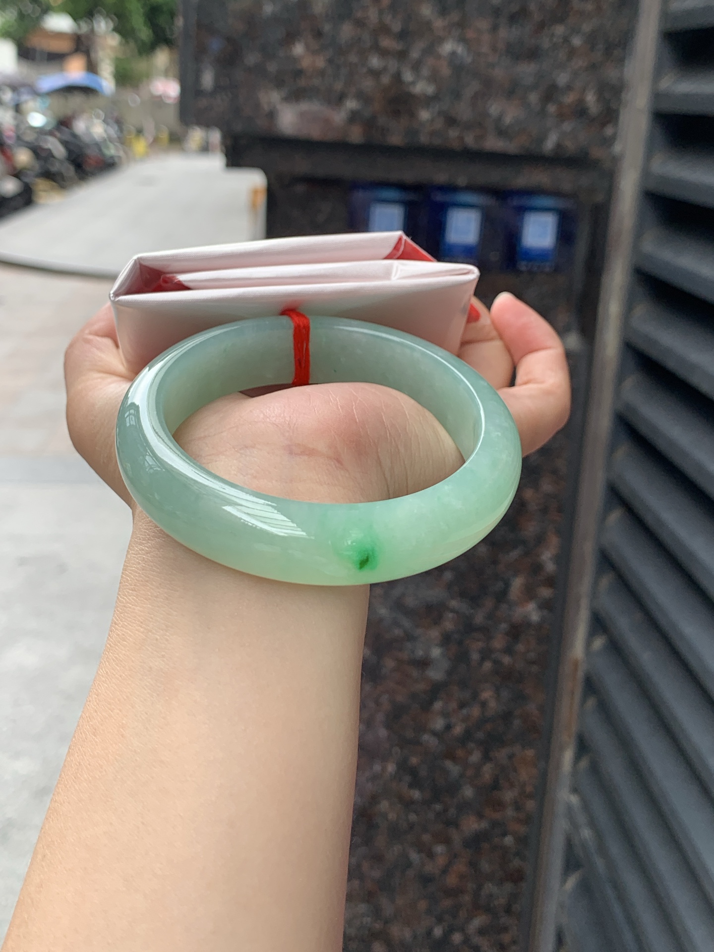 满色果绿正圈 60-15.1-9 0619-111-47 满圈冰润果绿底，玉质细腻温润，水头通透耐看，色调温婉显气质。