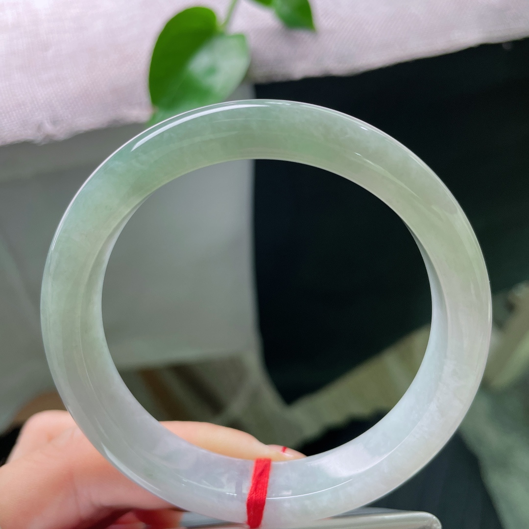 58.8/11.9/8，淡绿底正圈，水润细腻，双色过渡自然，别有韵味，有棉线。无裂，ss54765a