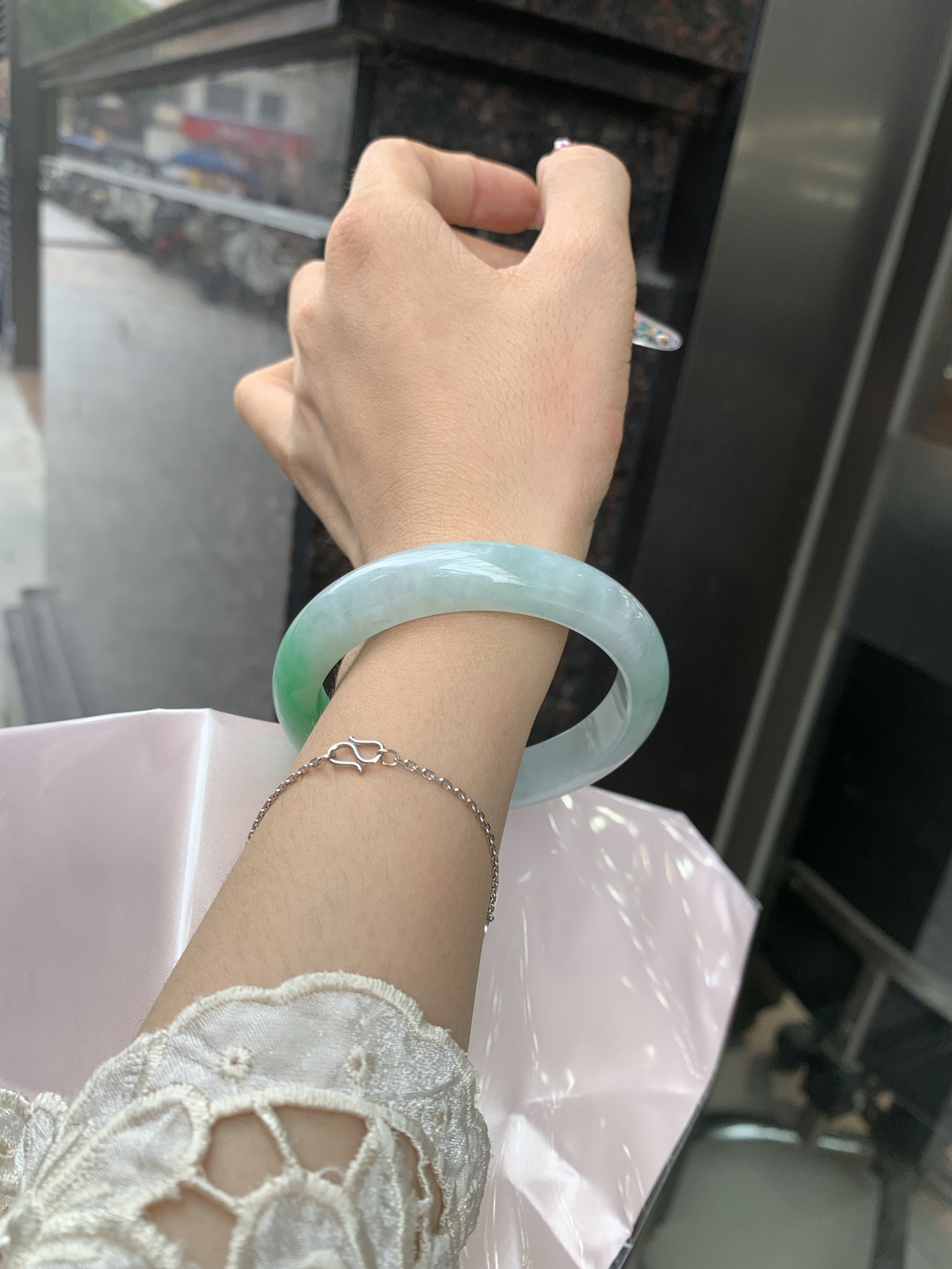 白底青阳绿正圈 56.7-7.9-11.6 0619-111-37 打灯小细纹，几抹阳绿花点缀腕间风华，干净纯净的底色上，一抹翠色肆意流淌，宛如春日里的繁华盛景