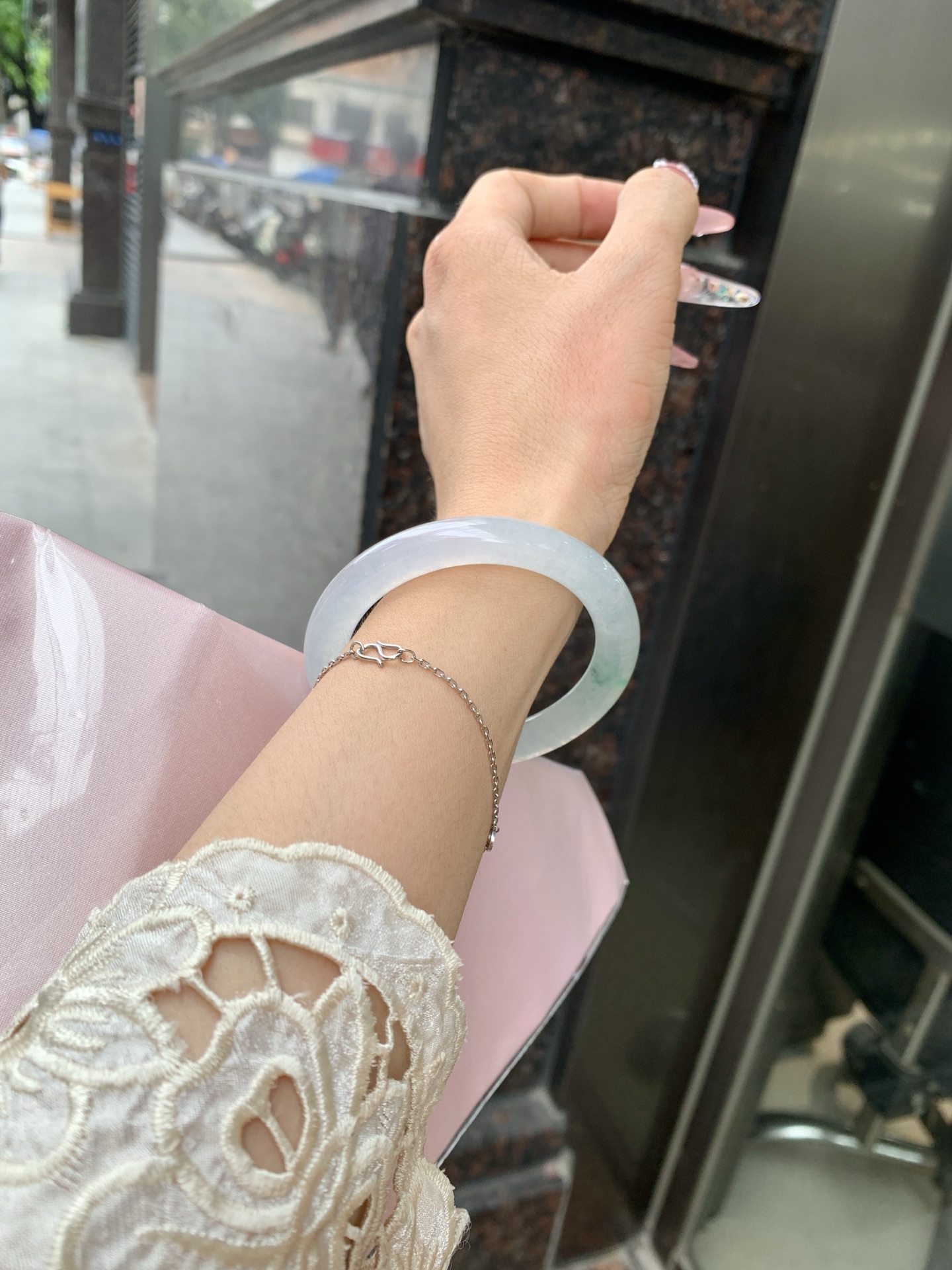 冰飘绿美人条 52-8.8-8.3 0619-N1014-2 打灯细纹，玉质冰润细腻，清爽的底子飘一朵阳绿花，鲜活而灵动，犹如新冒的嫩芽，艳丽惹人