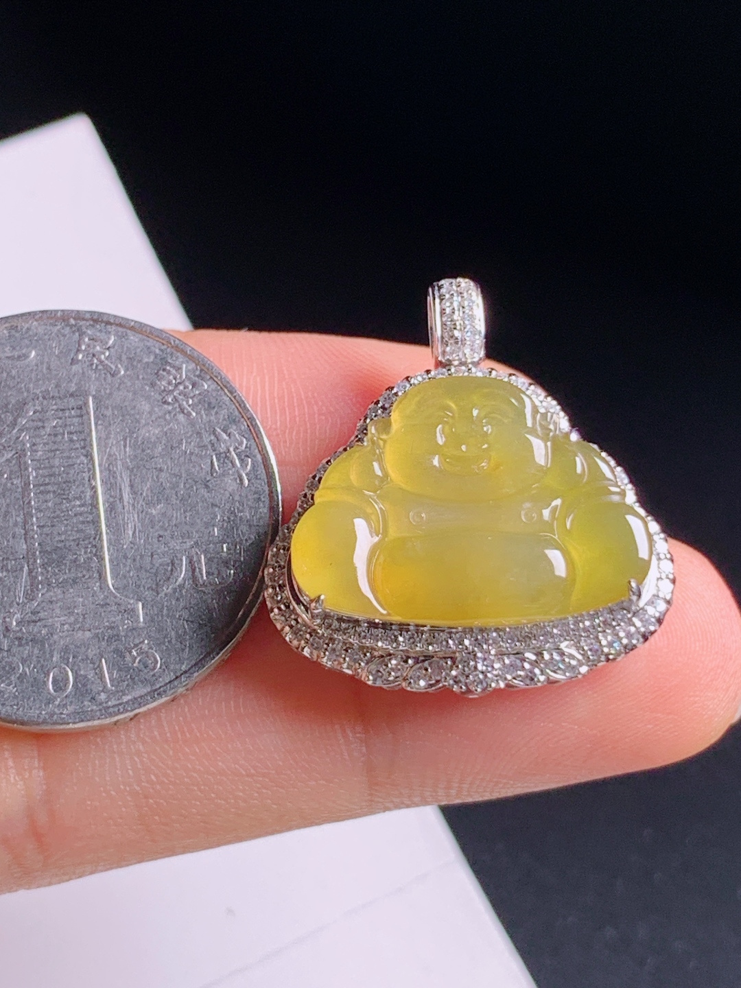️ 冰种黄翡佛公吊坠，色泽均匀油润透亮，满钻豪华围镶，笑佛纳福福气绵长 裸石13.9-19.3-1.8 整体24.6-22.8-9.1 560618