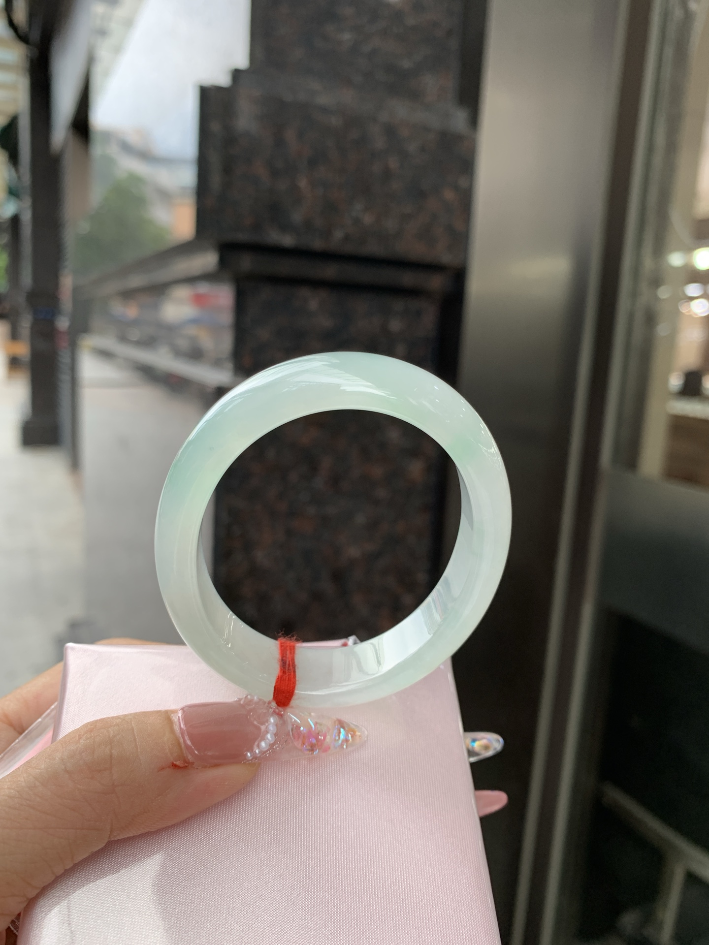 冰晴飘绿贵妃 54.1-47-7.1-12.8 0619-N1034 打灯细纹，底妆水润细腻，满圈晴绿底色飘几抹绿花，鲜艳得像新冒头的嫩芽，灵动清新，即柔和又充满生机