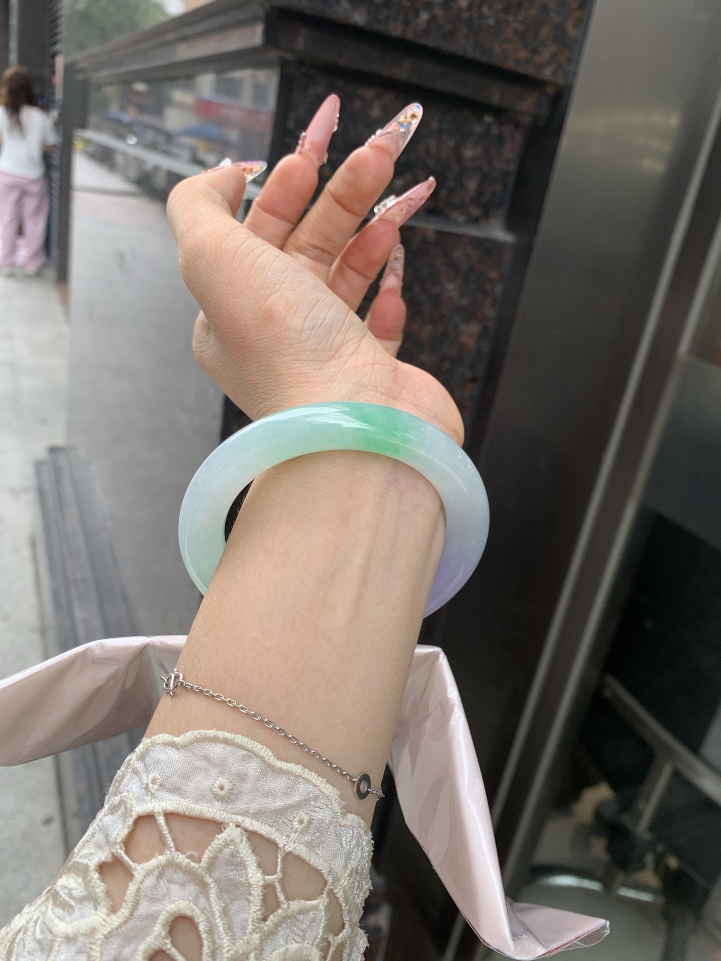 春彩圆条 56.2-10.6-10.7 0619-N1038 打灯棉线，底妆水润，阳绿花色碰上梦幻般的春，像是融化了的春天，所有的美好交织在一起，让人心生宁静而淡淡的欢喜