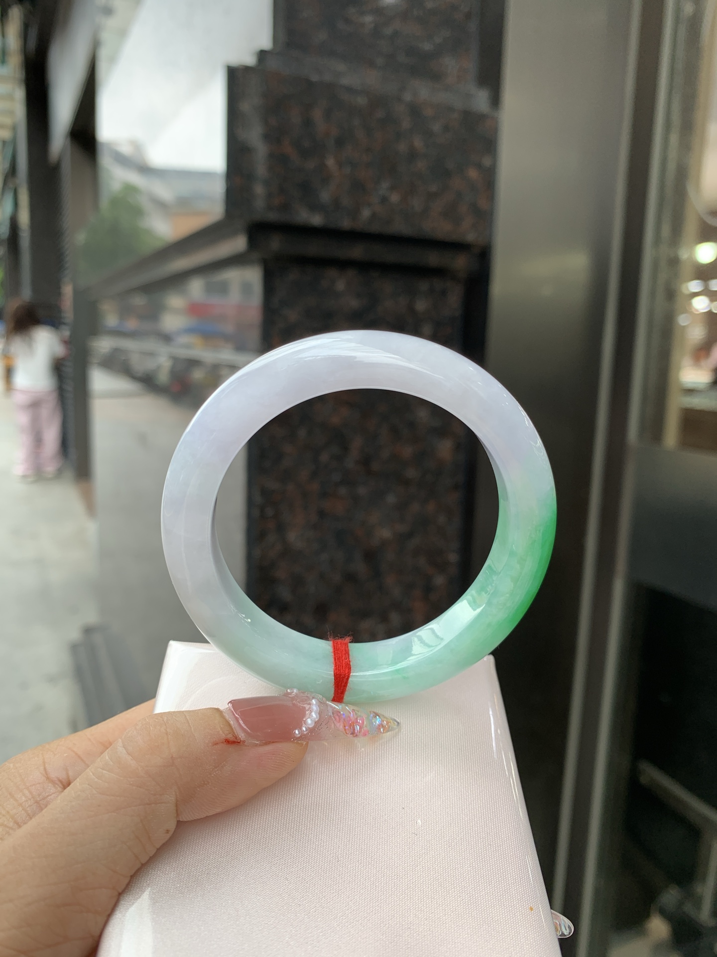 白底青正圈 56.8-9.6-11.6 0619-4A138 打细纹，底妆冰润，一抹阳绿花点缀，腕间风华，干净纯净的底色上，一抹翠色肆意流淌，宛如春日里的繁华盛景