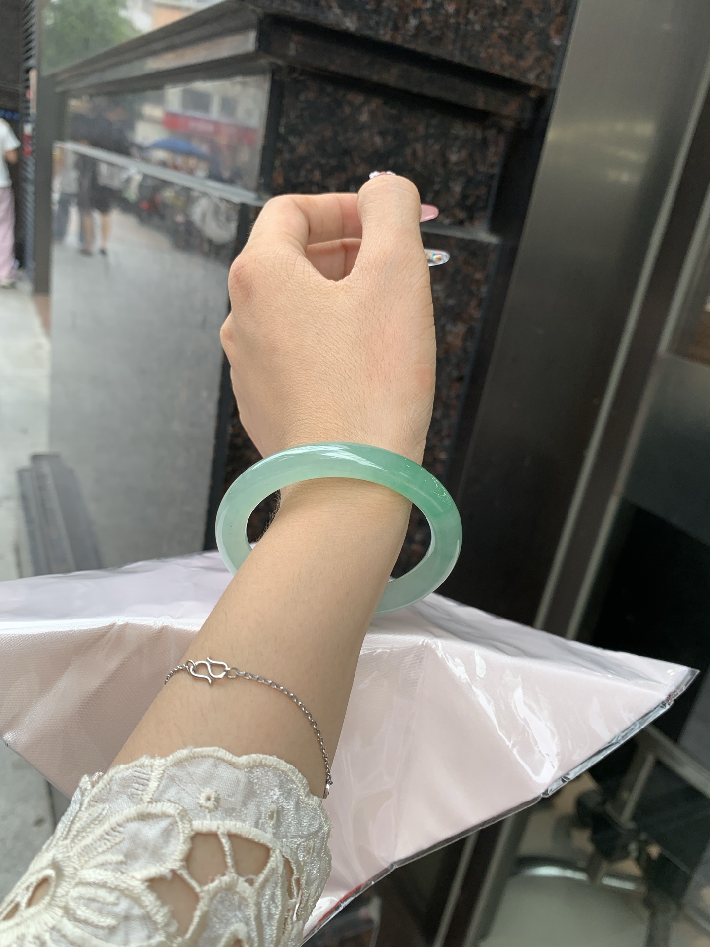 冰晴飘绿美人条 52.1-8.2-8.9 0619-N1021-2 打灯细纹，表皮微扣，底妆水润细腻，满圈晴绿底色飘金丝绿花，鲜艳得像新冒头的嫩芽，灵动清新，即柔和又充满生机