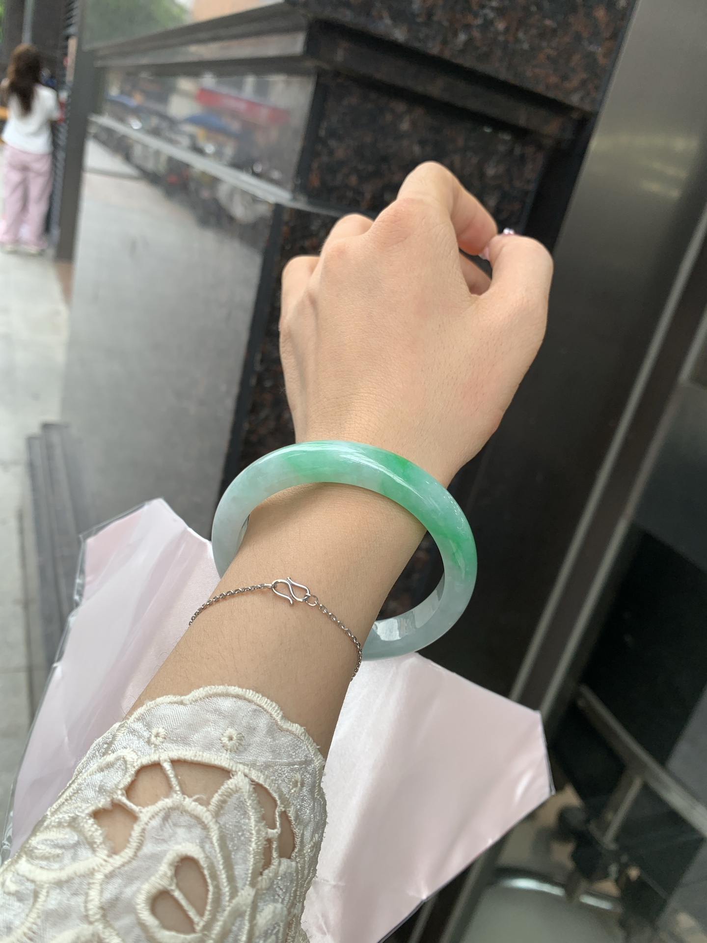 白底青阳绿正圈 56.7-7.9-11.6 0619-111-37 打灯小细纹，几抹阳绿花点缀腕间风华，干净纯净的底色上，一抹翠色肆意流淌，宛如春日里的繁华盛景