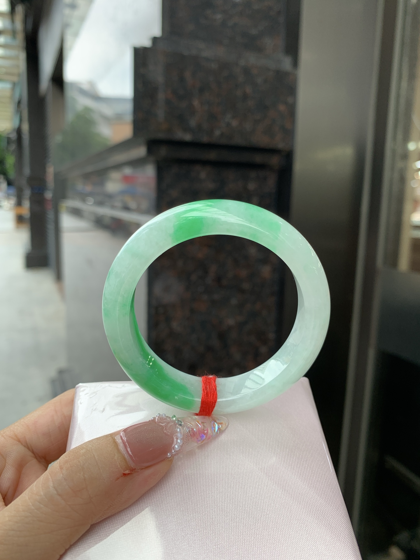 白底青阳绿正圈 51.2-8.3-12.4 0619-612U4W 打灯棉根，半圈阳绿花点缀腕间风华，干净纯净的底色上，一抹翠色肆意流淌，宛如春日里的繁华盛景