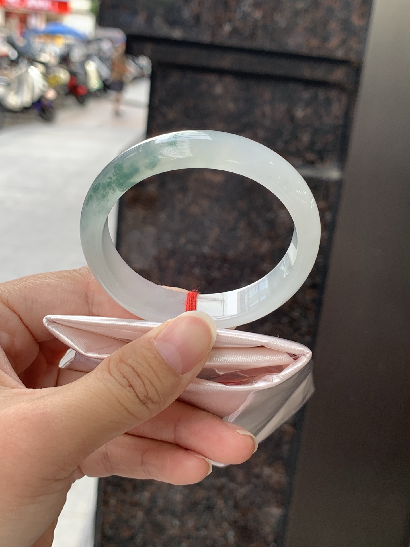 冰飘花贵妃 51-45.5-14-6.5 0619-N1029 打灯细纹，底妆冰润细腻，冰底中开出了朵朵蓝花，飘花灵动飘逸，勾勒出一幅唯美诗意的山水意境画，古典优雅又秀气