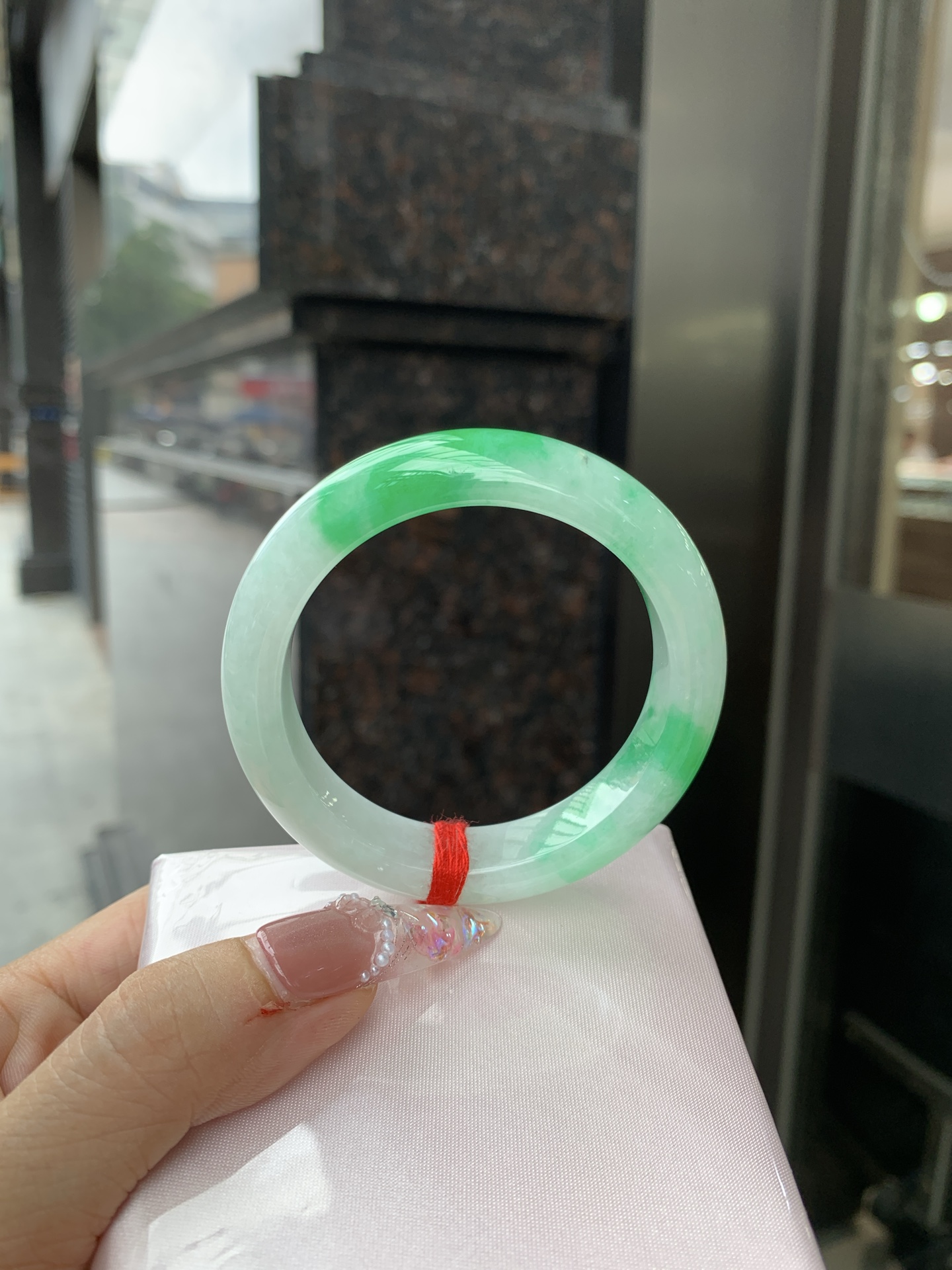 白底青阳绿正圈 51.2-8.3-12.4 0619-612U4W 打灯棉根，半圈阳绿花点缀腕间风华，干净纯净的底色上，一抹翠色肆意流淌，宛如春日里的繁华盛景