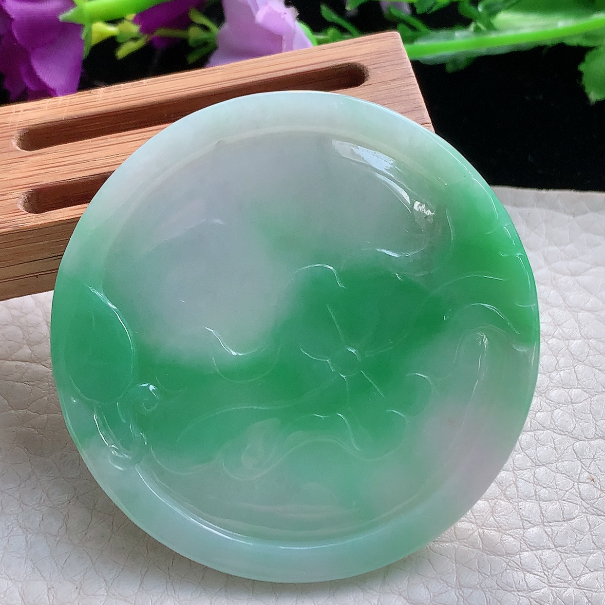 zz3实拍56.5*5.6缅甸翡翠俏绿精雕山水牌吊坠指日高升
