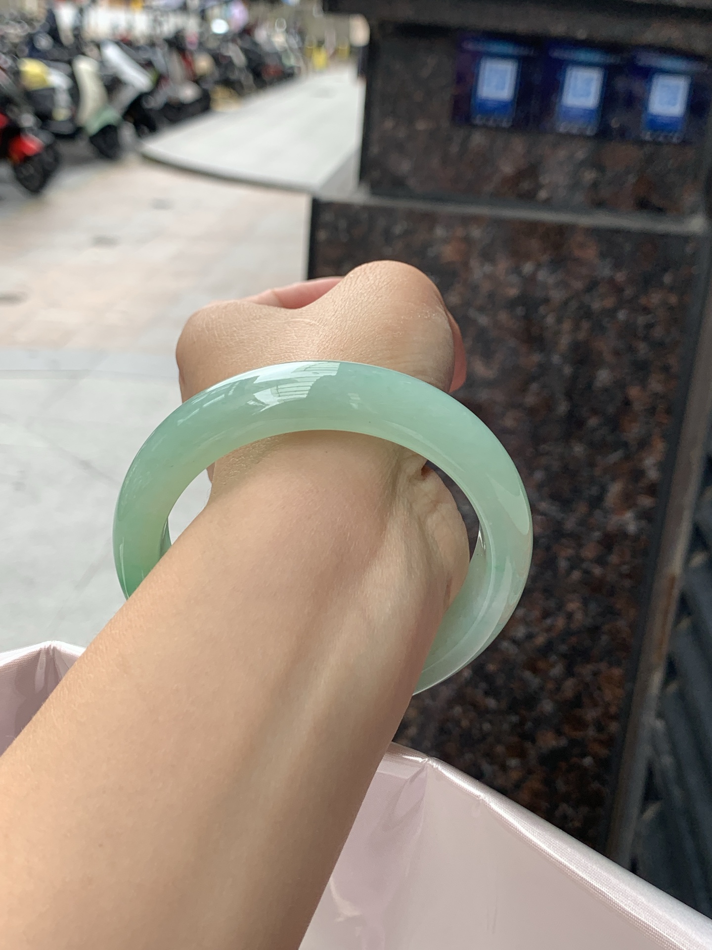 满色果绿正圈 60-15.1-9 0619-111-47 满圈冰润果绿底，玉质细腻温润，水头通透耐看，色调温婉显气质。