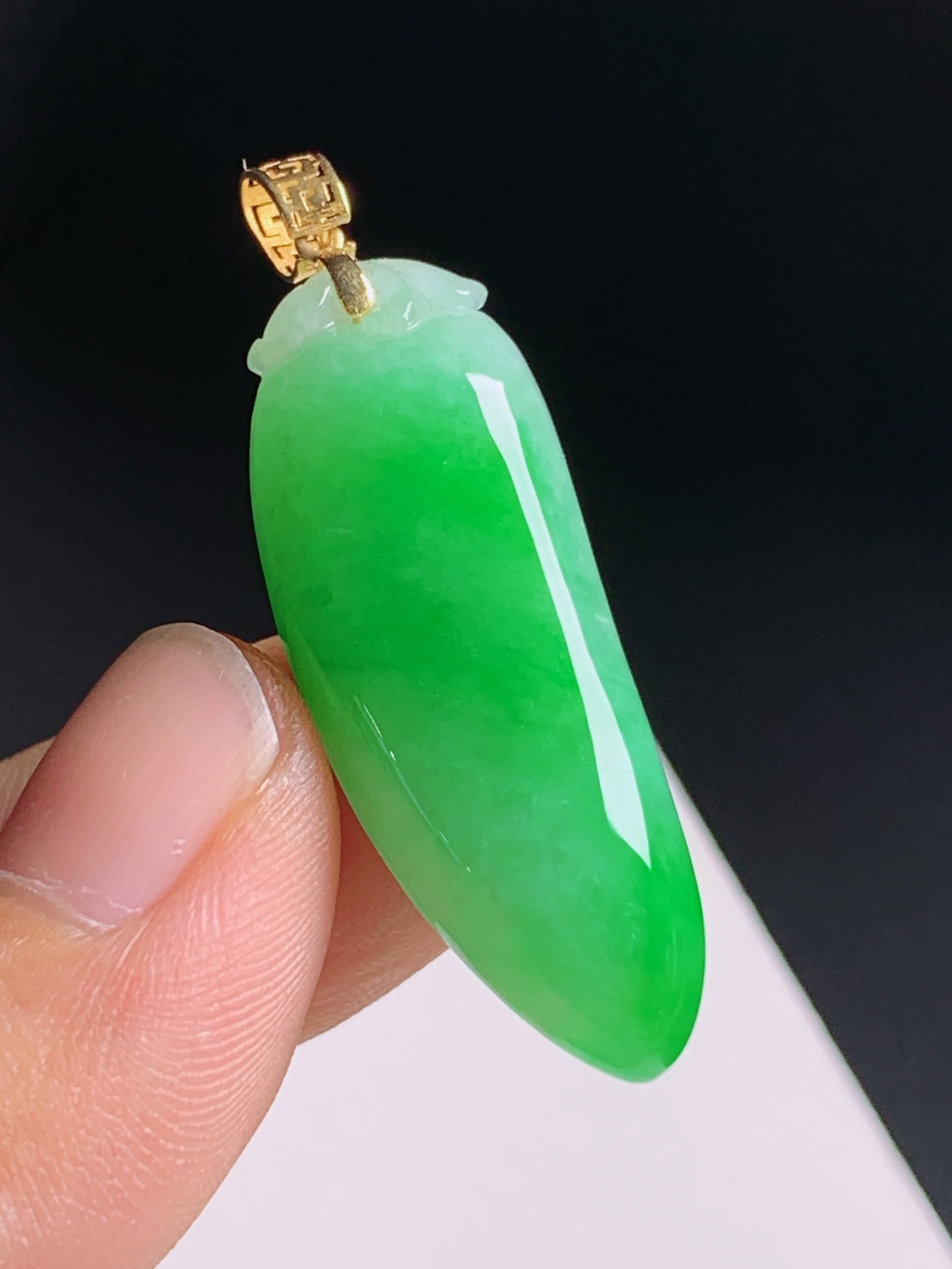 阳绿福瓜吊坠，正色匀绿水润饱满，极简金扣简约大气，寓意福气绵延兴旺