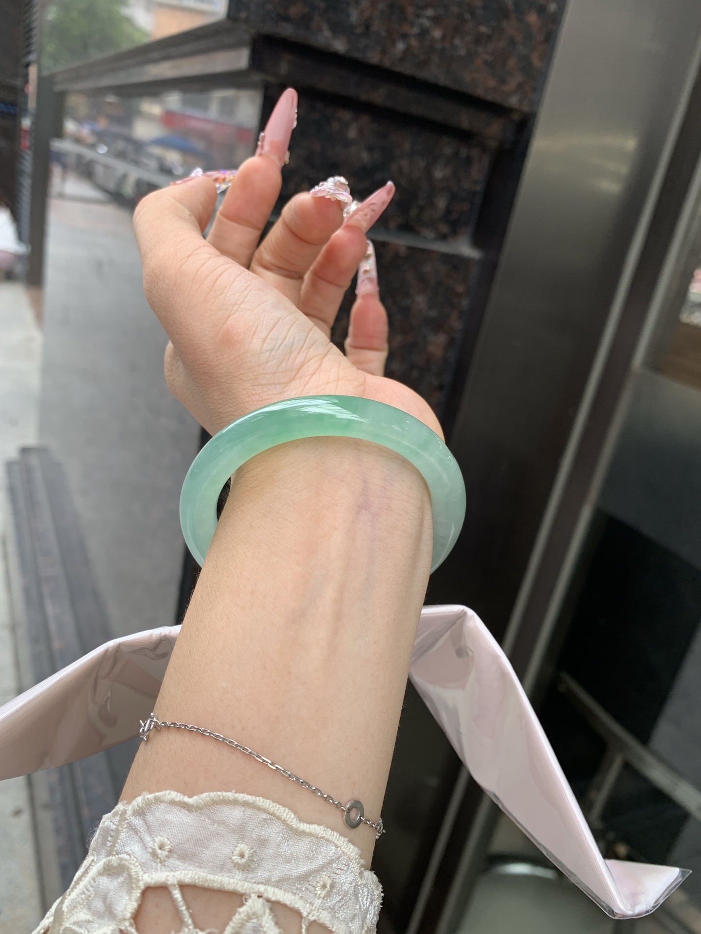 冰晴飘绿美人条 52.1-8.2-8.9 0619-N1021-2 打灯细纹，表皮微扣，底妆水润细腻，满圈晴绿底色飘金丝绿花，鲜艳得像新冒头的嫩芽，灵动清新，即柔和又充满生机
