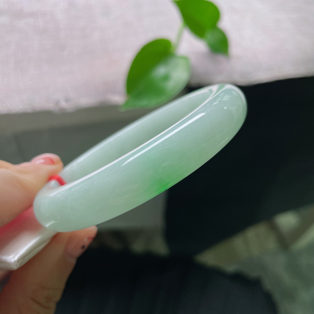 58.3/12.2/8，绿底正圈，一抹翠色点缀，低调中透露着一丝张扬，无裂，ss54896a