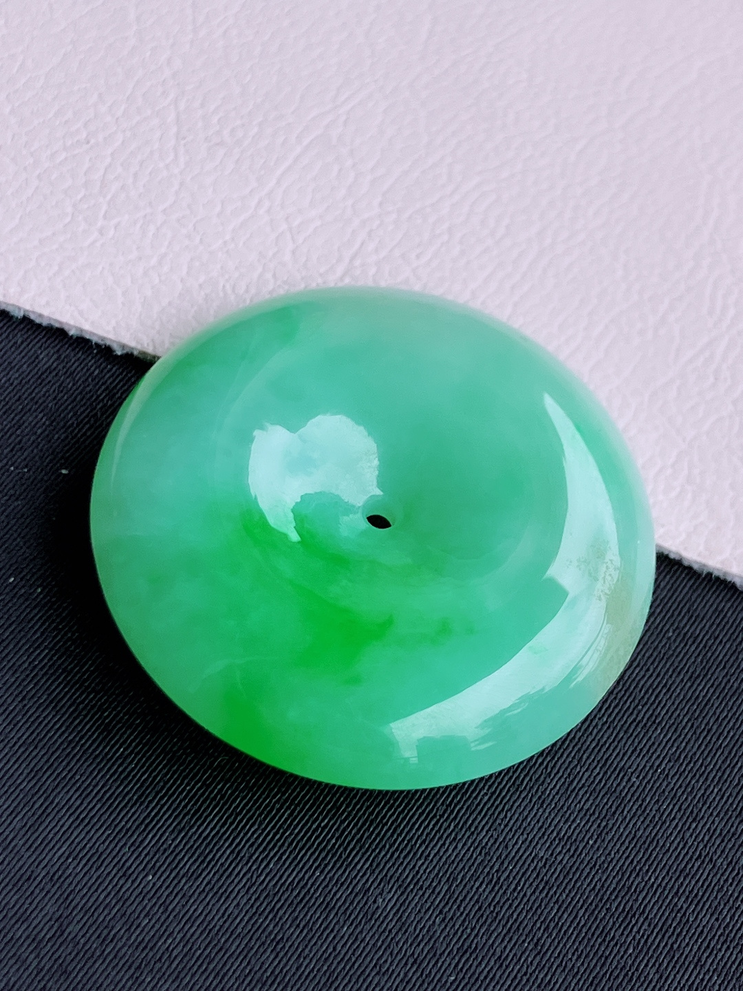 翠绿平安扣，色美清爽，尺寸28/7.3/自然光实拍