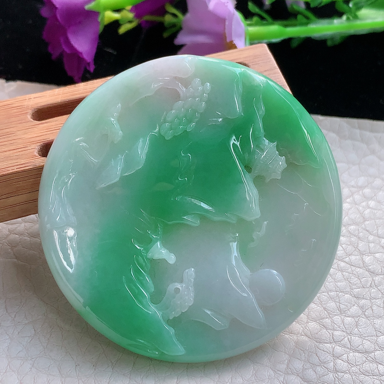zz3实拍56.5*5.6缅甸翡翠俏绿精雕山水牌吊坠指日高升