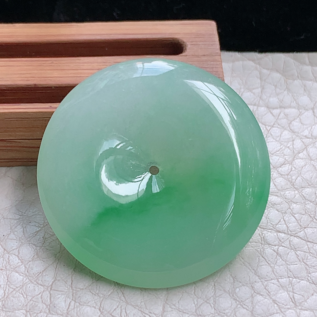 zz3实拍35*6.2缅甸翡翠飘金丝绿平安扣吊坠冰透甜绿淡绿玉扣