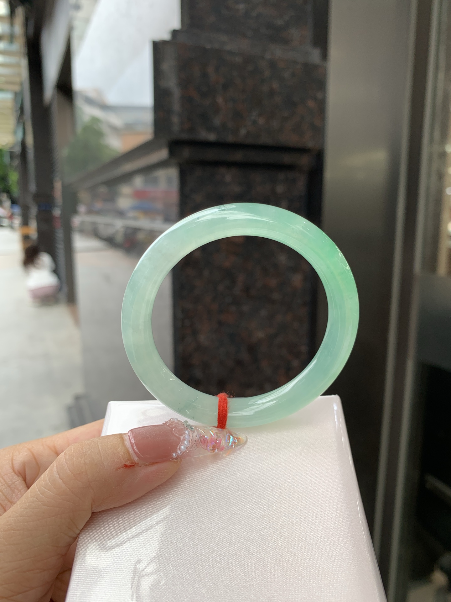 冰晴飘绿美人条 52.1-8.2-8.9 0619-N1021-2 打灯细纹，表皮微扣，底妆水润细腻，满圈晴绿底色飘金丝绿花，鲜艳得像新冒头的嫩芽，灵动清新，即柔和又充满生机