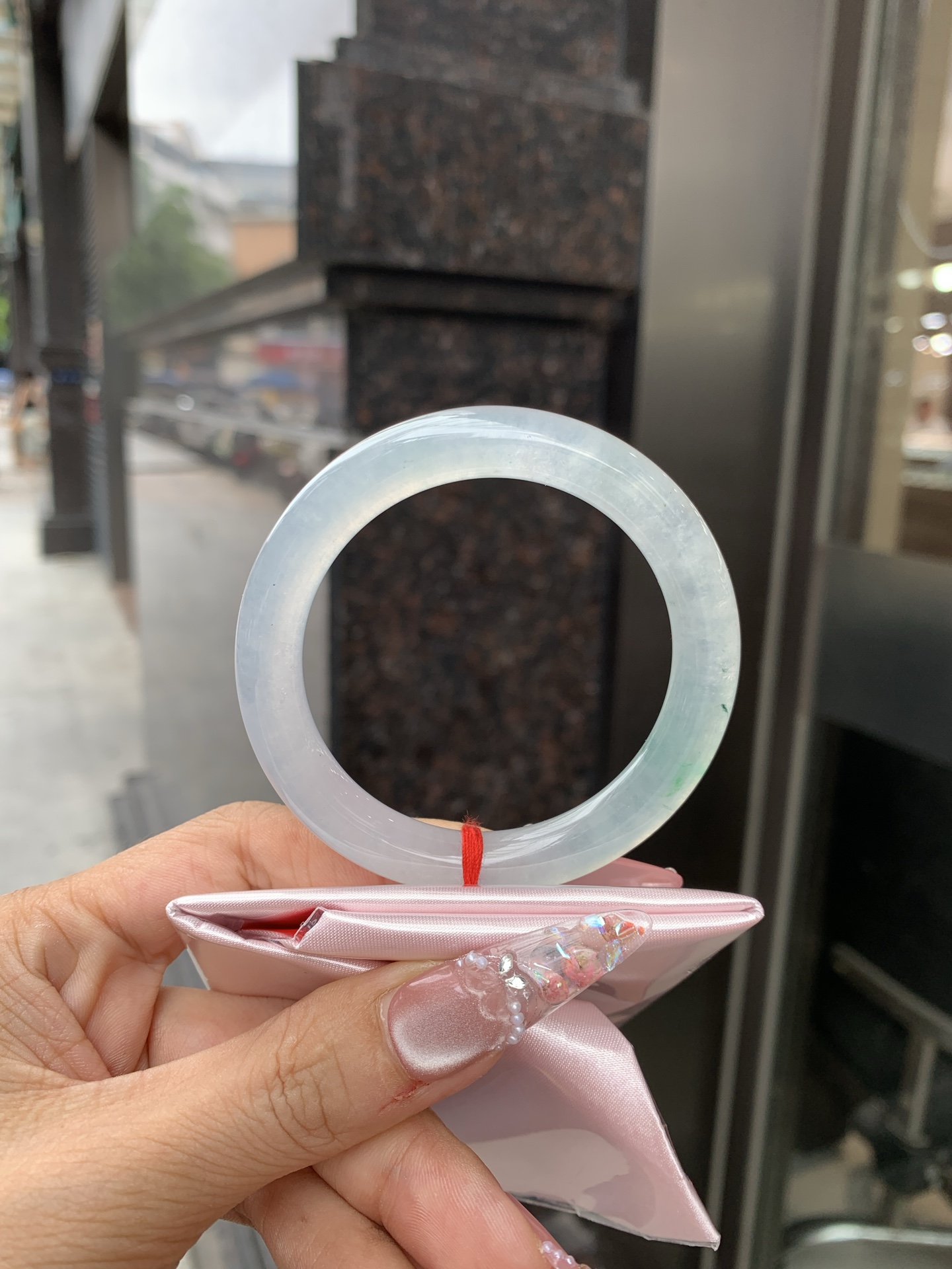 冰飘绿美人条 52-8.8-8.3 0619-N1014-2 打灯细纹，玉质冰润细腻，清爽的底子飘一朵阳绿花，鲜活而灵动，犹如新冒的嫩芽，艳丽惹人