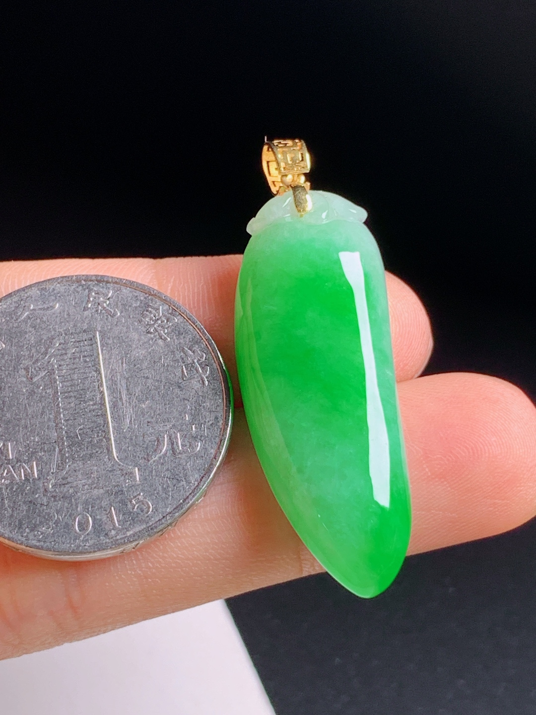 阳绿福瓜吊坠，正色匀绿水润饱满，极简金扣简约大气，寓意福气绵延兴旺