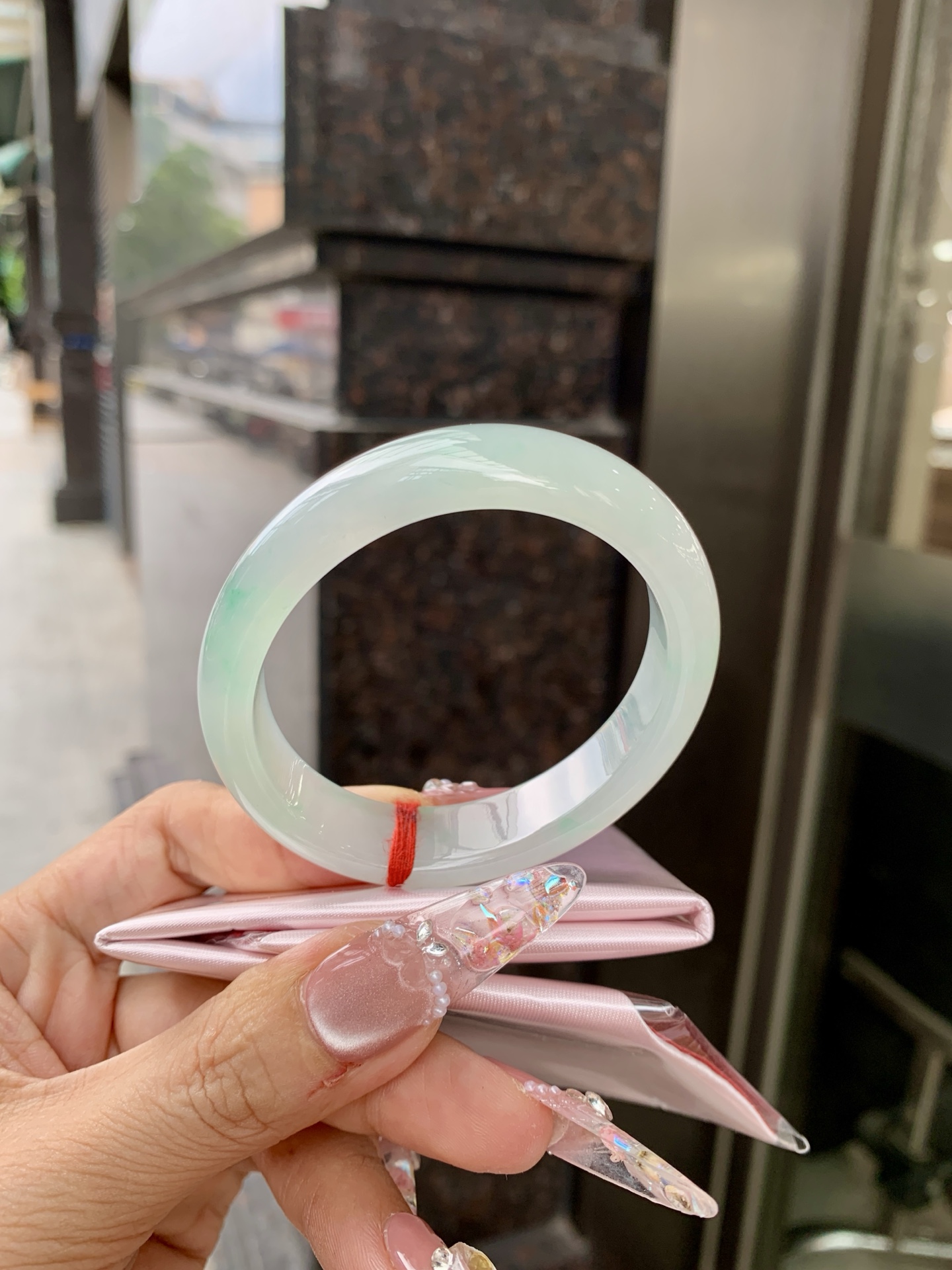 冰晴飘绿贵妃 54.1-47-7.1-12.8 0619-N1034 打灯细纹，底妆水润细腻，满圈晴绿底色飘几抹绿花，鲜艳得像新冒头的嫩芽，灵动清新，即柔和又充满生机