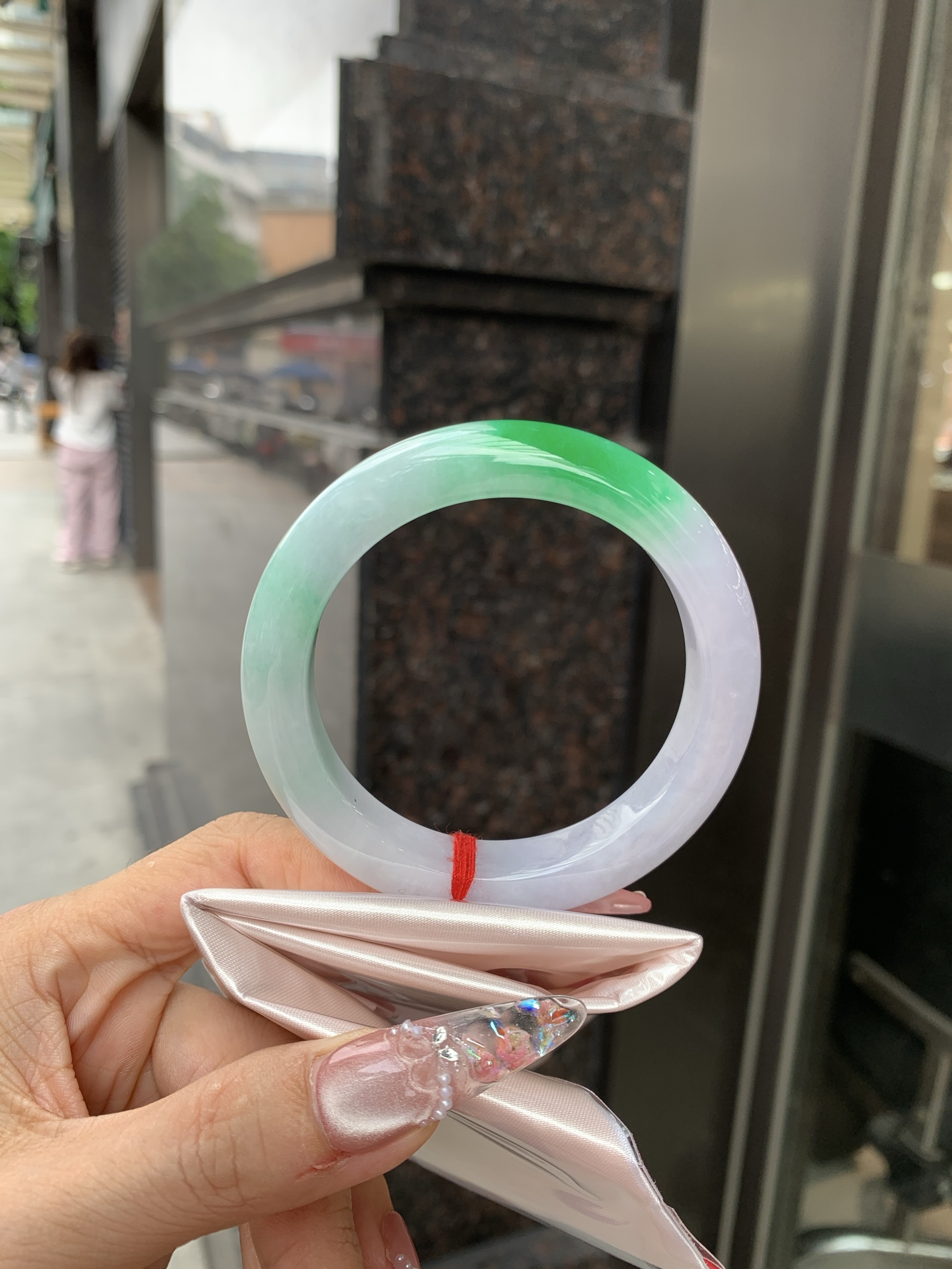 白底青正圈 56.8-9.6-11.6 0619-4A138 打细纹，底妆冰润，一抹阳绿花点缀，腕间