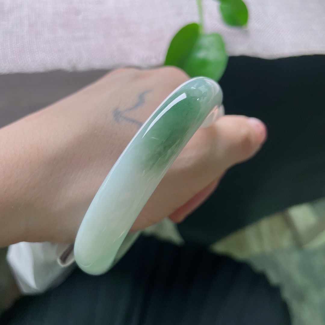 57/12/8.2，绿底正圈，一抹深色点缀，细润，种老，一点侧纹不显，ss54971a