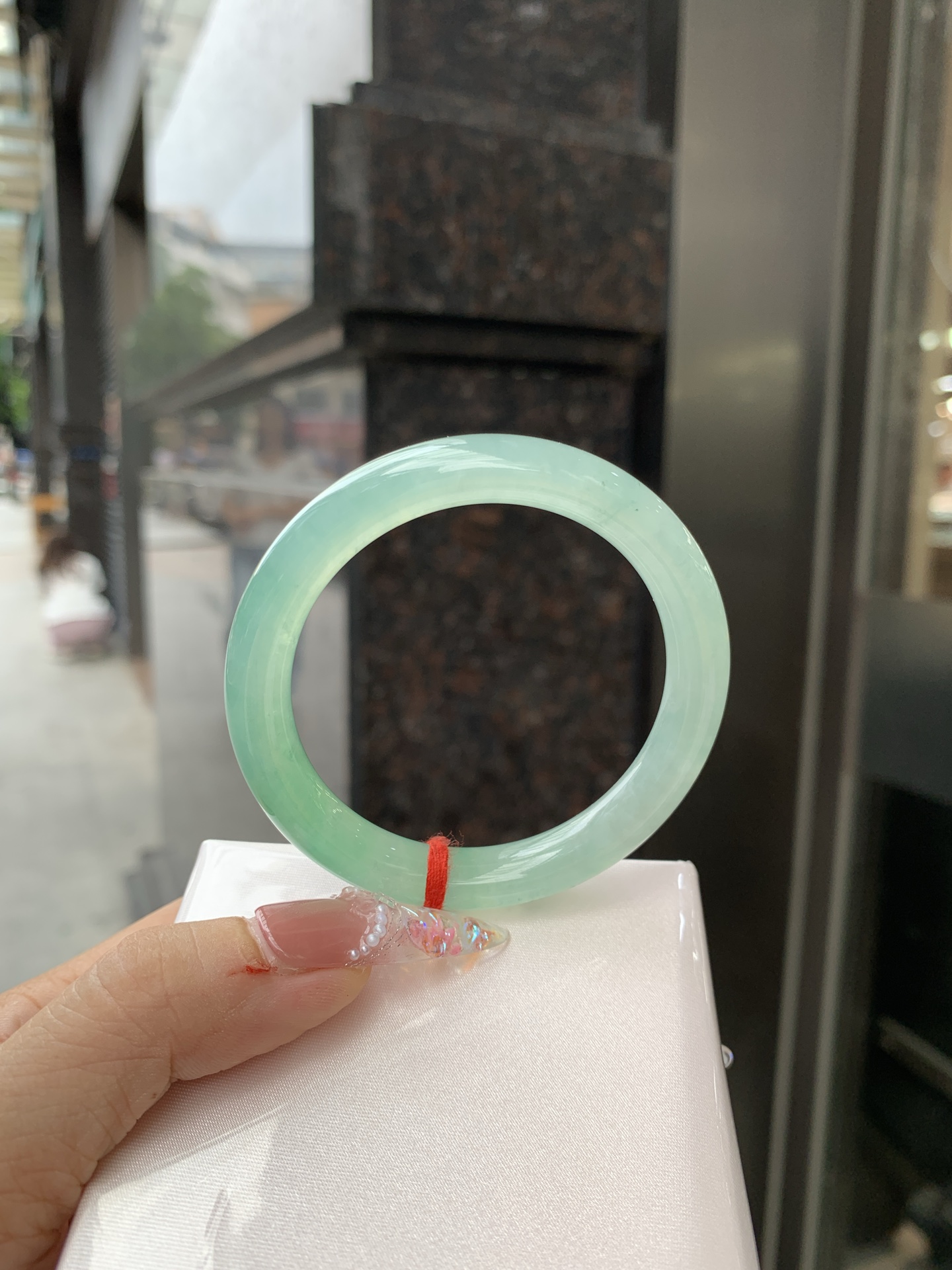 冰晴飘绿美人条 52.1-8.2-8.9 0619-N1021-2 打灯细纹，表皮微扣，底妆水润细腻，满圈晴绿底色飘金丝绿花，鲜艳得像新冒头的嫩芽，灵动清新，即柔和又充满生机