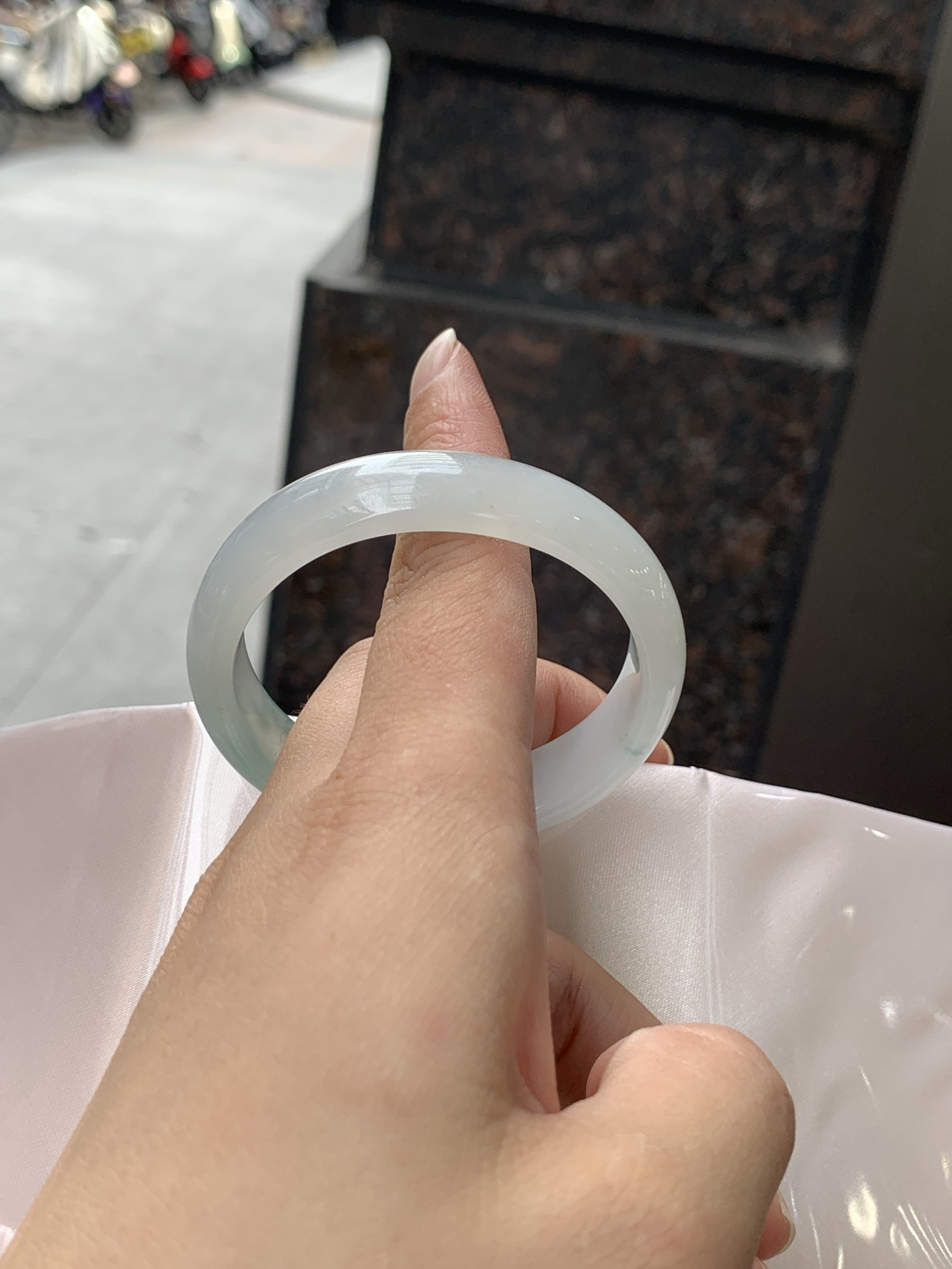 冰飘花贵妃 51-45.5-14-6.5 0619-N1029 打灯细纹，底妆冰润细腻，冰底中开出了朵朵蓝花，飘花灵动飘逸，勾勒出一幅唯美诗意的山水意境画，古典优雅又秀气