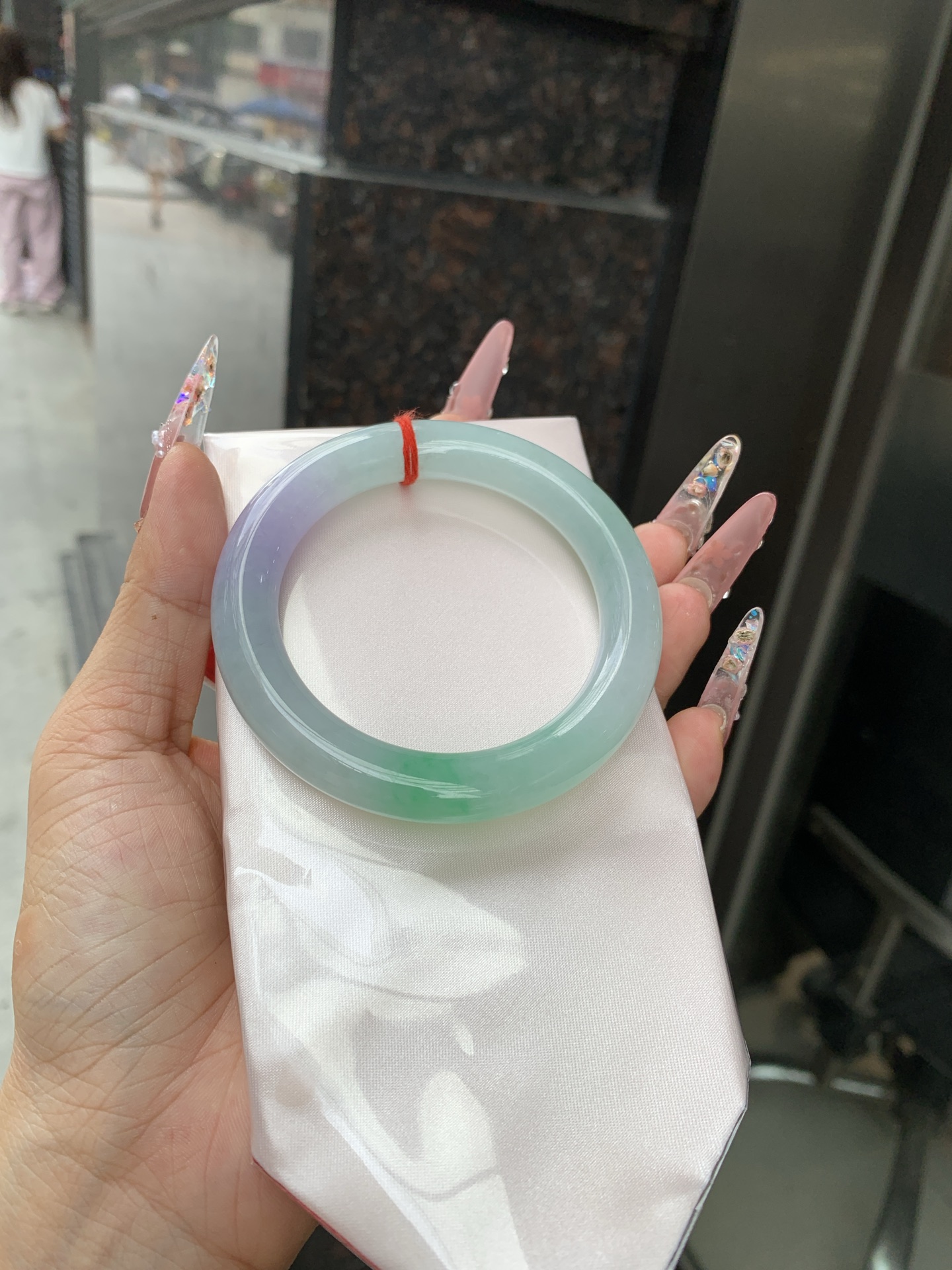 春彩圆条 56.2-10.6-10.7 0619-N1038 打灯棉线，底妆水润，阳绿花色碰上梦幻般的春，像是融化了的春天，所有的美好交织在一起，让人心生宁静而淡淡的欢喜