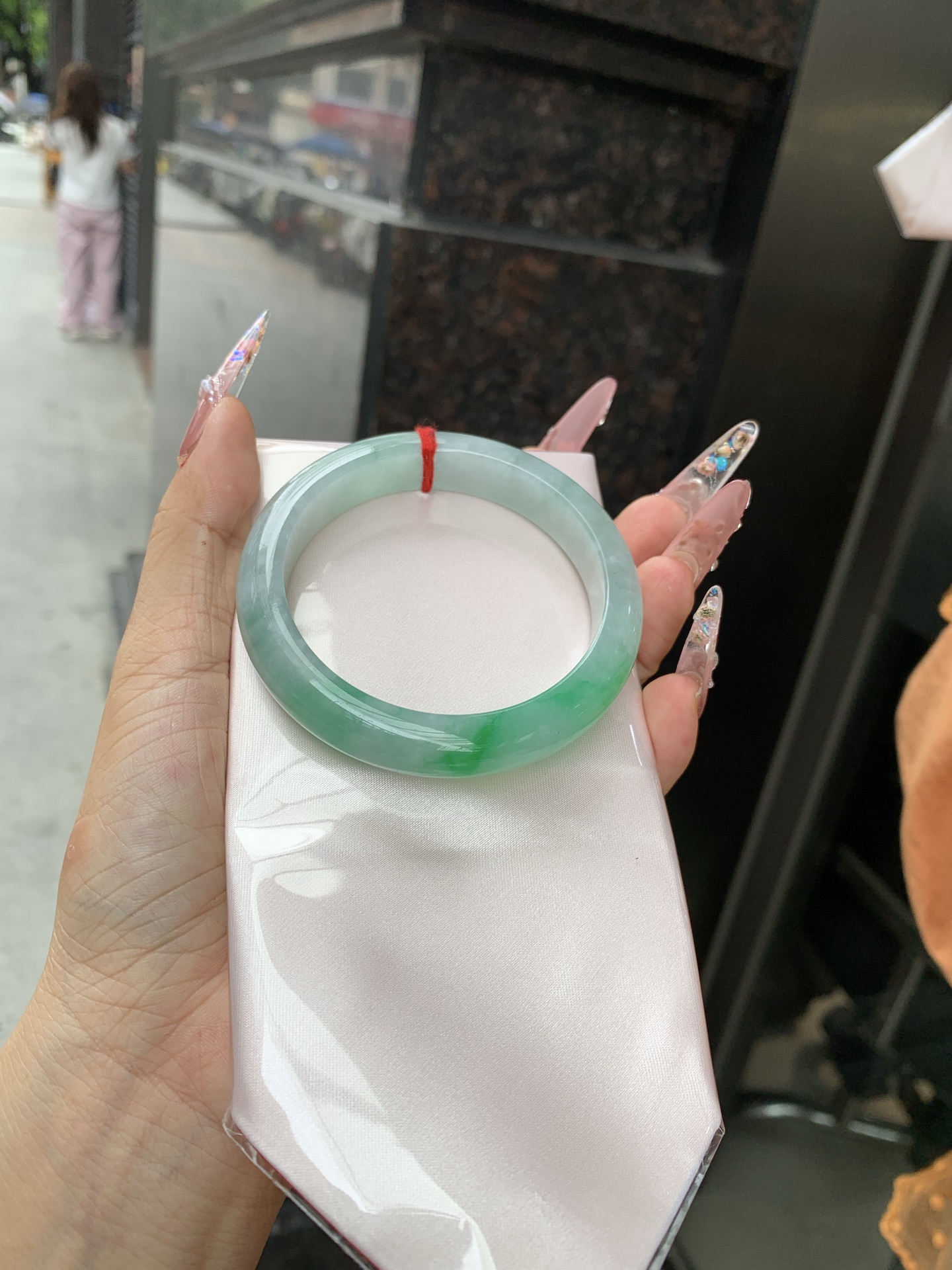 白底青阳绿正圈 56.7-7.9-11.6 0619-111-37 打灯小细纹，几抹阳绿花点缀腕间风华，干净纯净的底色上，一抹翠色肆意流淌，宛如春日里的繁华盛景
