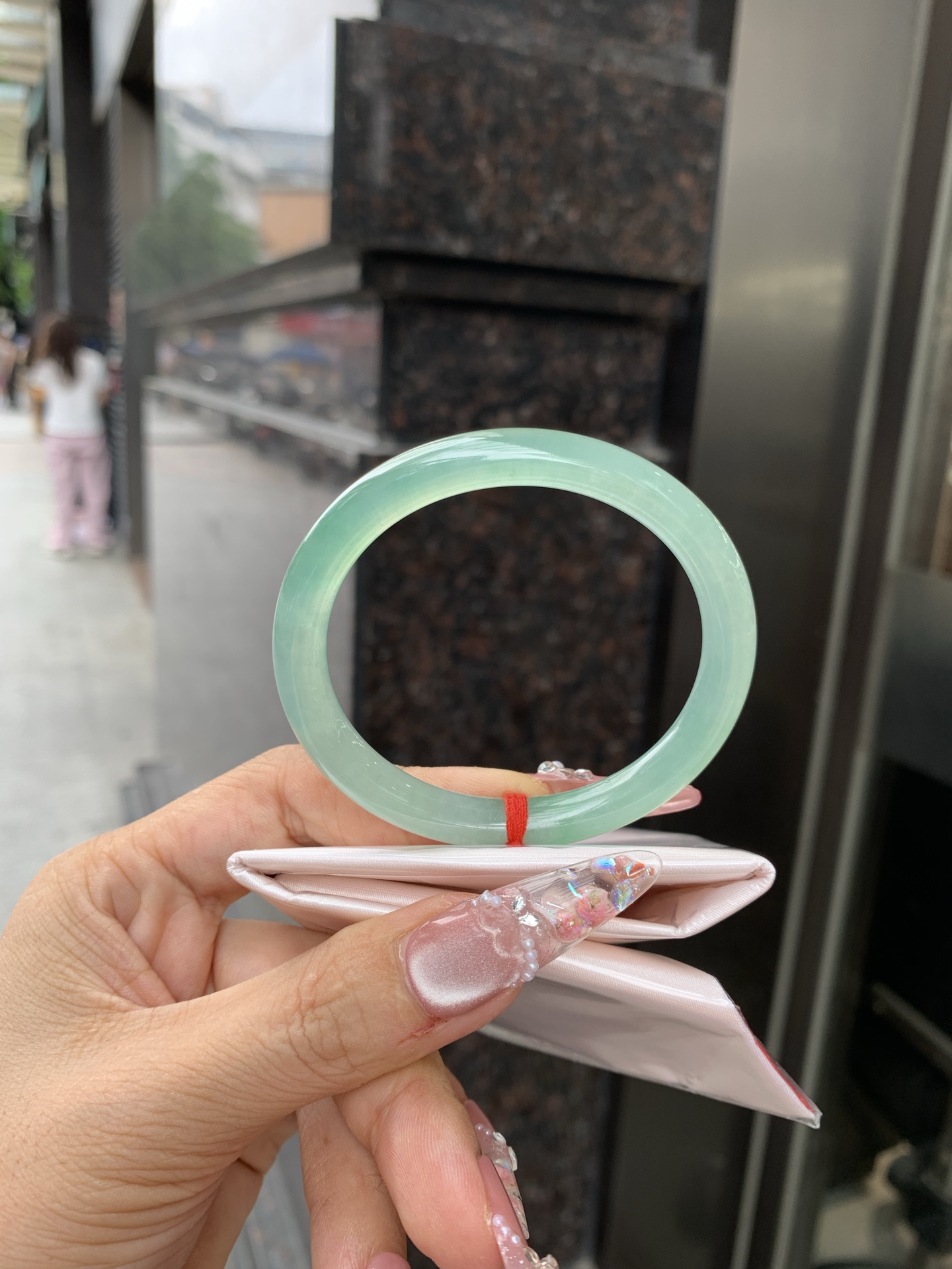 冰晴飘绿贵妃 54.1-48.2-7.2-7.7 0619-N1021-1 打灯细纹，底妆水润细腻，满圈晴绿底色飘金丝绿花，鲜艳得像新冒头的嫩芽，灵动清新，即柔和又充满生机