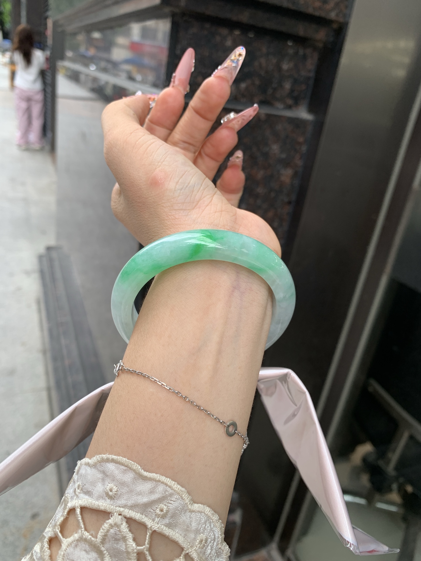 白底青阳绿正圈 56.7-7.9-11.6 0619-111-37 打灯小细纹，几抹阳绿花点缀腕间风华，干净纯净的底色上，一抹翠色肆意流淌，宛如春日里的繁华盛景