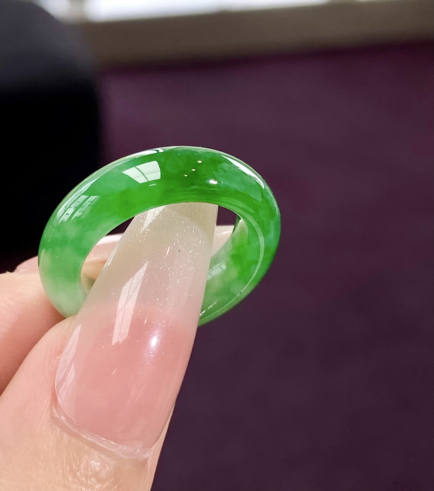 高冰种辣绿指圈，浓浓的浓翠色，未经镶嵌的素戒圈所带来的感，上手显贵，圈口 14，裸石 6.5-4mm，无裂