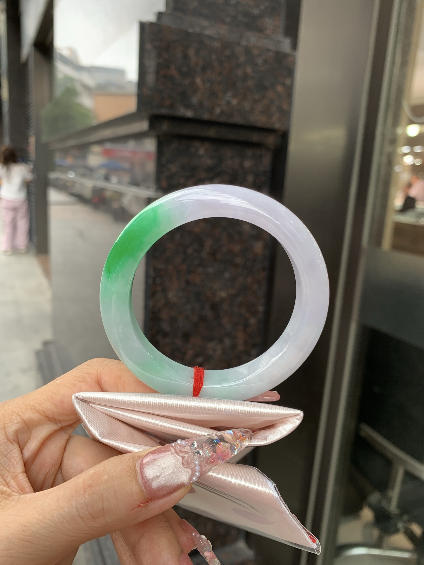 白底青正圈 56.8-9.6-11.6 0619-4A138 打细纹，底妆冰润，一抹阳绿花点缀，腕间风华，干净纯净的底色上，一抹翠色肆意流淌，宛如春日里的繁华盛景